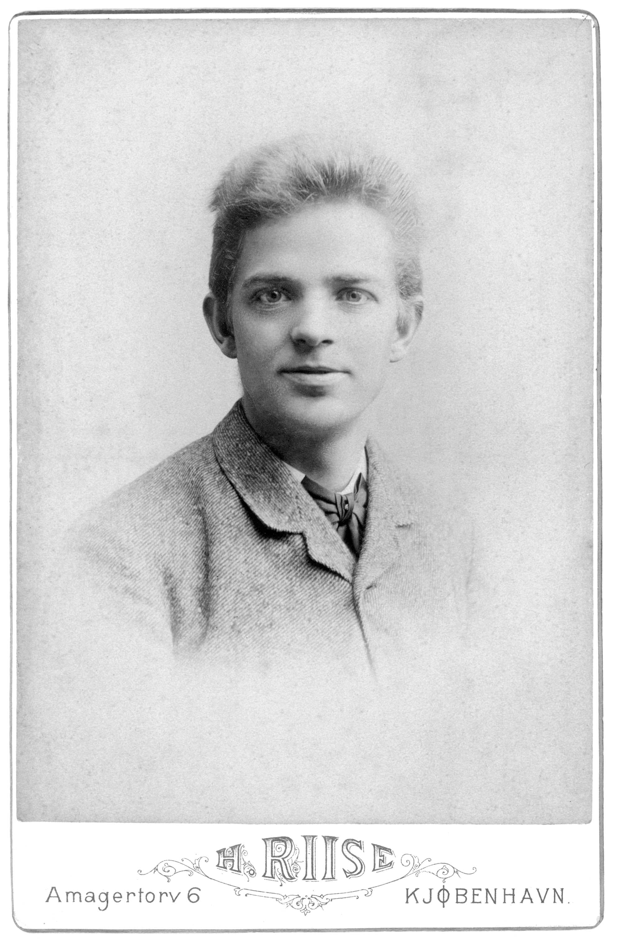 Dette og næste billede: Den 23-årige Carl Nielsen og den 15-årige Emilie Demant Hansen hos fotografen sommeren 1888.