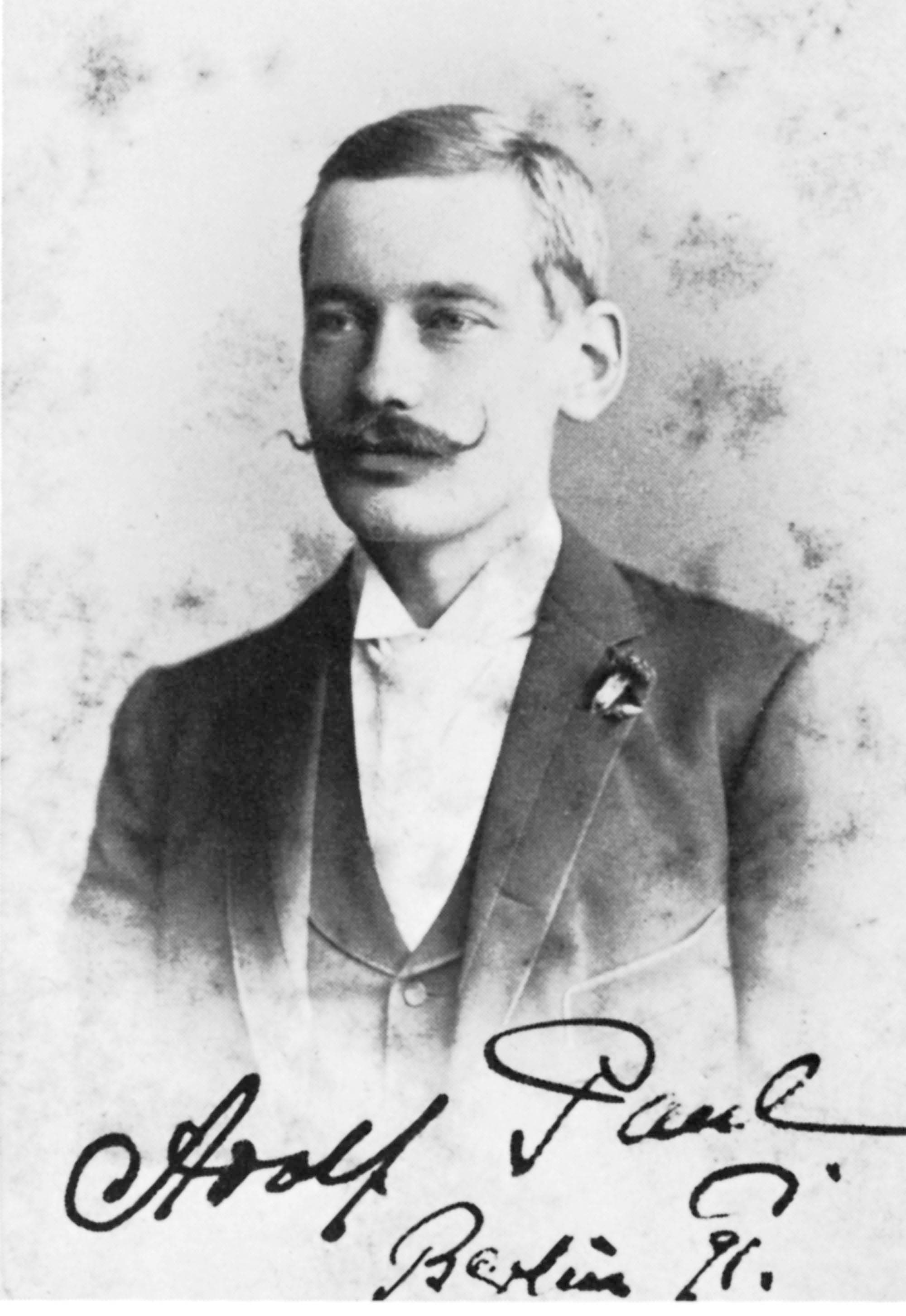 Adolf Paul har på bagsiden af billedet skrevet: “Till vännen Carl Nielssen Charlottenburg 16/2-91”. (TS).