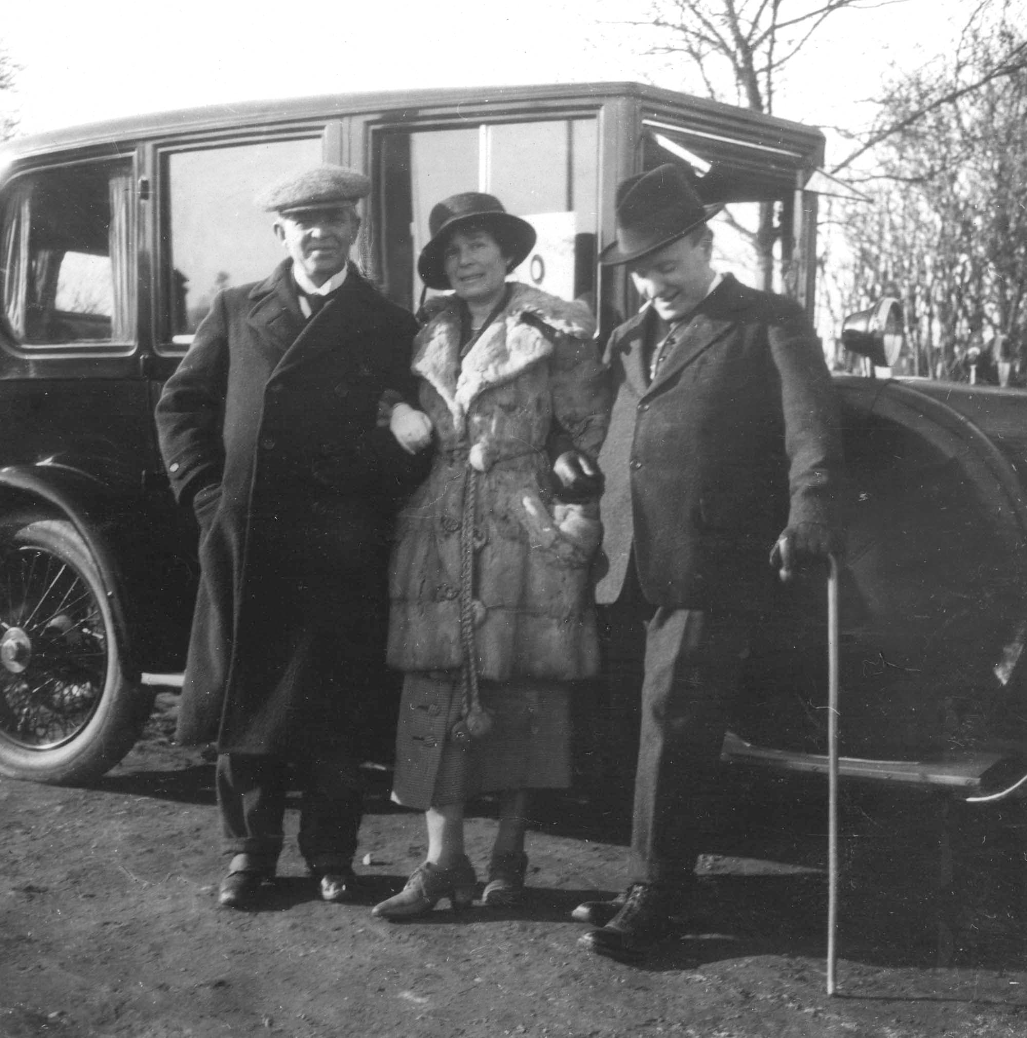 I Tibberup pr. Humlebæk, marts 1921. Carl Nielsen og Carl Johan Michaelsen. Kvinden i midten er formentlig Vera Michaelsens mor, Ida Michaelsen.