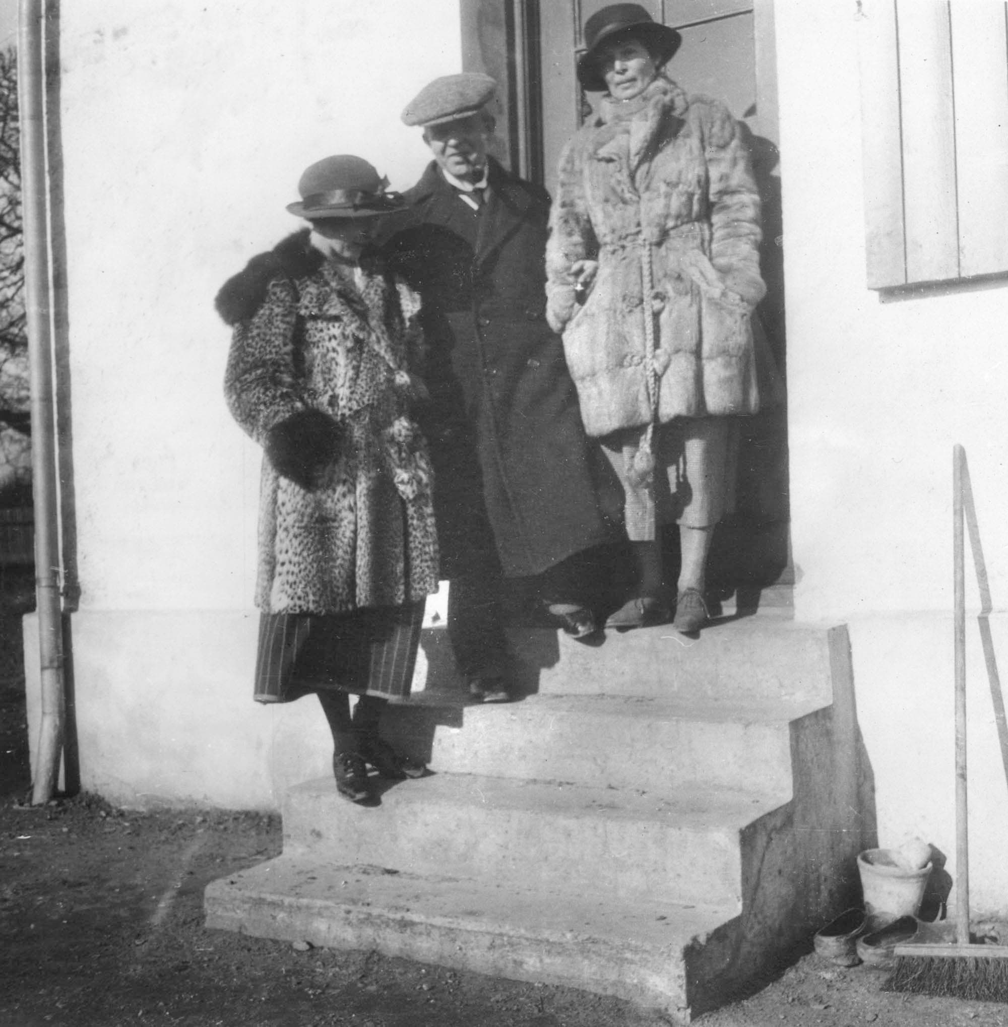 Ved Villa Højtofte, marts 1921. Vera Michaelsen, Carl Nielsen og formentlig Veras mor, Ida Michaelsen.