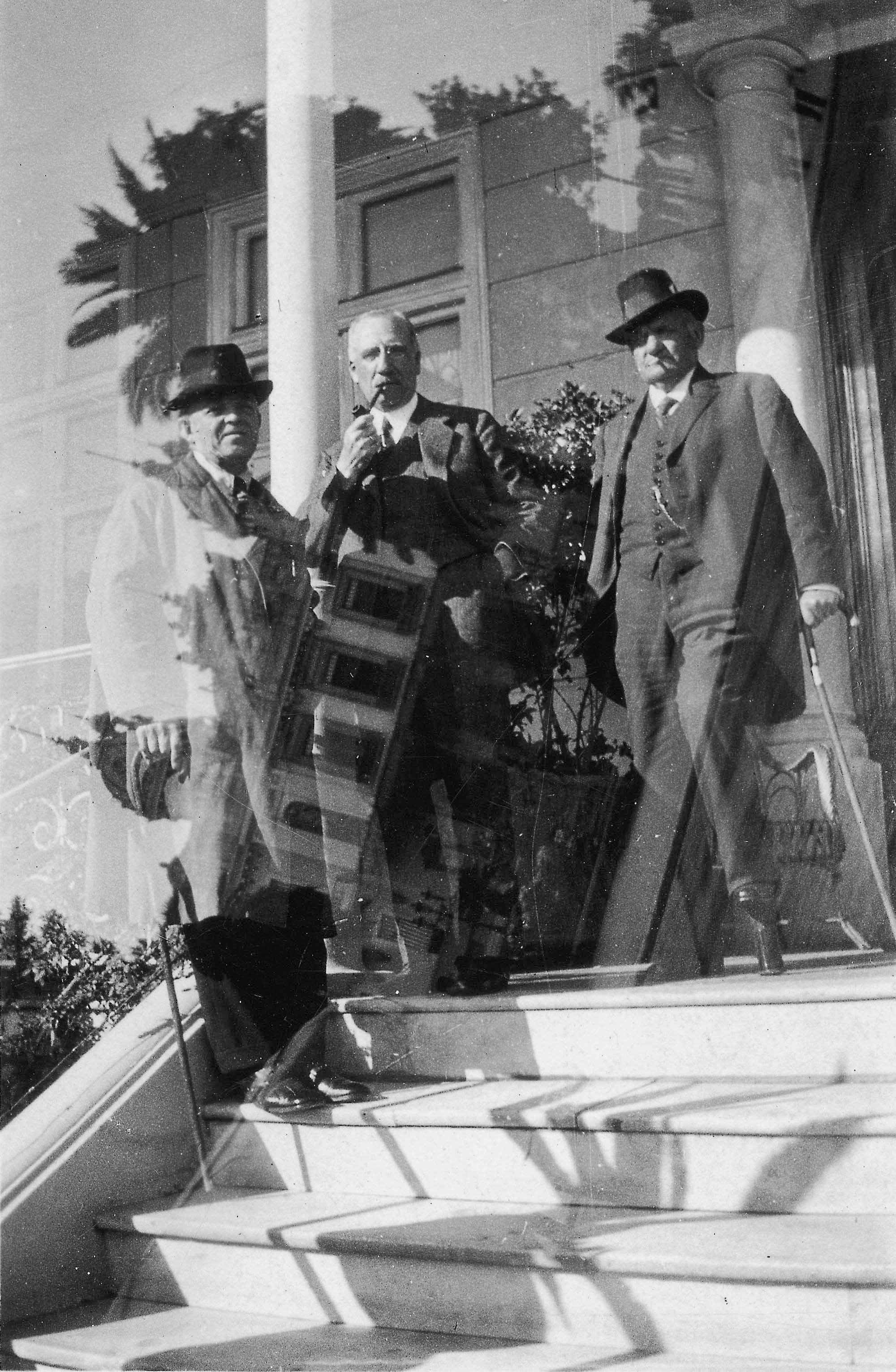 Carl Nielsen og Jean Sibelius i Helsingfors, maj 1921. Billedets ejendommelighed skyldes en dobbelteksponering.