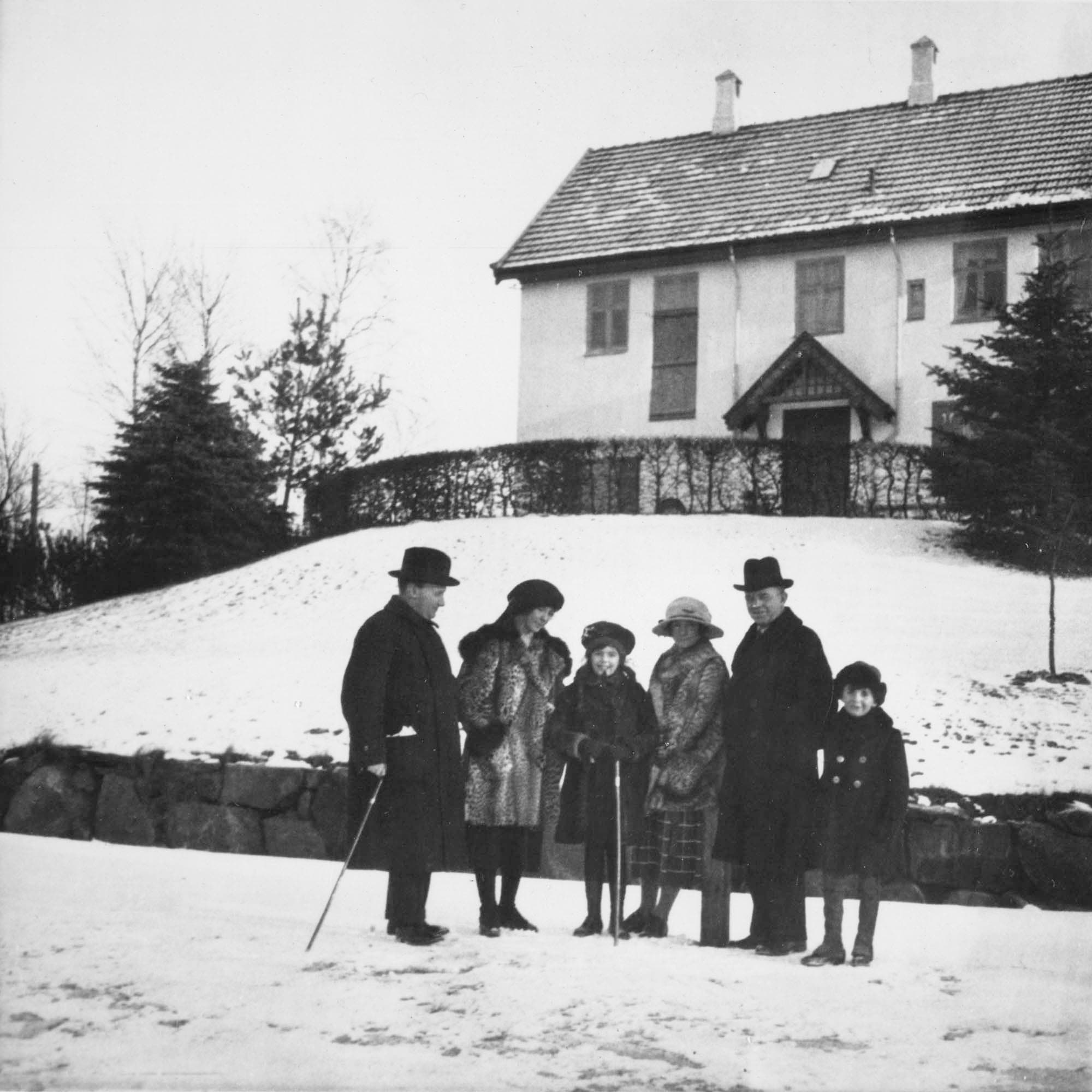 Carl Johan og Vera Michaelsen, to af deres børn og Carl Nielsen ved Villa Højtofte. På bagsiden dateret ”Febr. 1922”, altså i ugen hvor Carl Nielsen var i København i anledning af Musikforeningskoncerten, jf. 190.