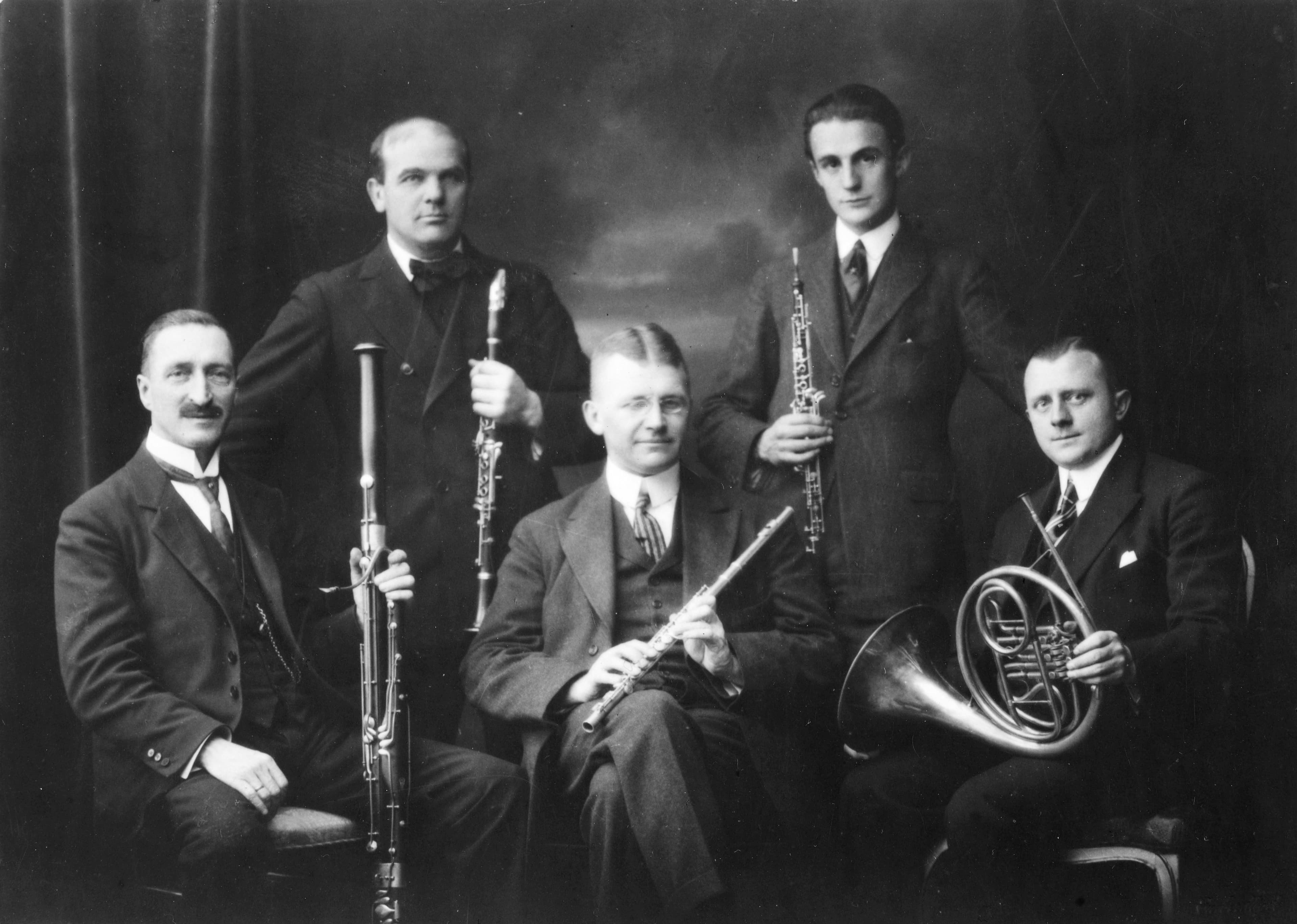 Københavns Blæserkvintet med sine oprindelige medlemmer: Knud Lassen, Aage Oxenvad, Paul Hagemann, Svend Christian Felumb og Hans Sørensen. Senere i 1920’erne erstattede Holger Gilbert-Jespersen Paul Hagemann på fløjten, og ensemblet optrådte under navnet Det Kongelige Kapels Blæserkvintet.