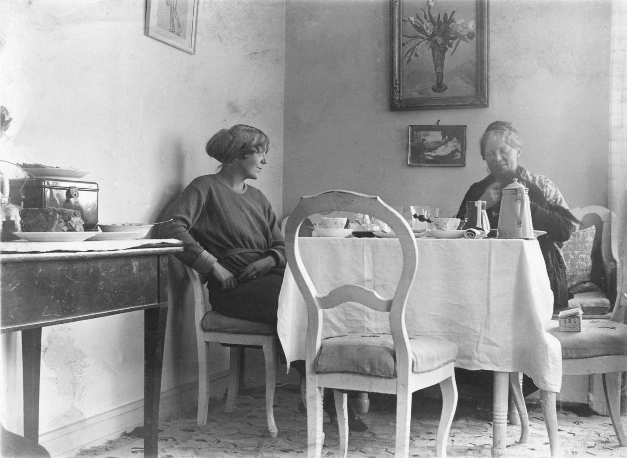 Emil og Anne Marie Telmányi flyttede i begyndelsen af 1923 til Markvej 8, i den nyopførte rækkehusbebyggelse Bakkehusene ved Bellahøj i København. Anne Marie Carl-Nielsen på besøg hos datteren.