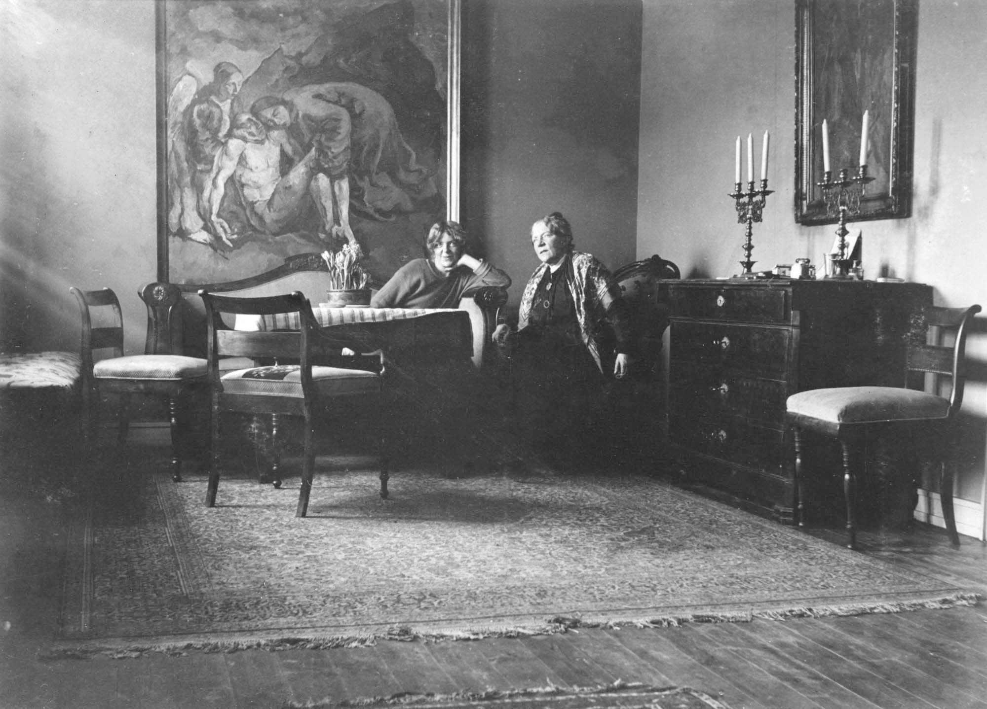 Emil og Anne Marie Telmányi flyttede i begyndelsen af 1923 til Markvej 8, i den nyopførte rækkehusbebyggelse Bakkehusene ved Bellahøj i København. Anne Marie Carl-Nielsen på besøg hos datteren.