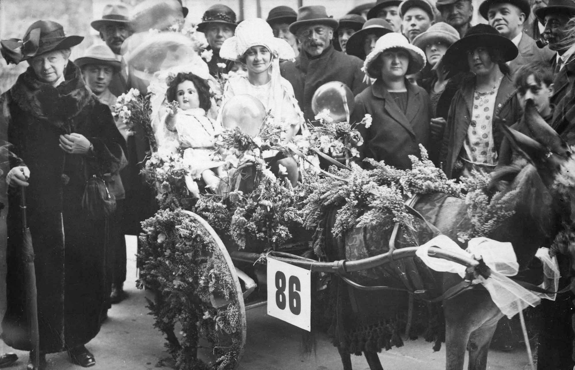 Menton marts 1923. Carl Nielsen øverst til højre. Også i marts 1927 var han i Menton og blev fotograferet i forbindelse med ”Blomsterkorsoen”.