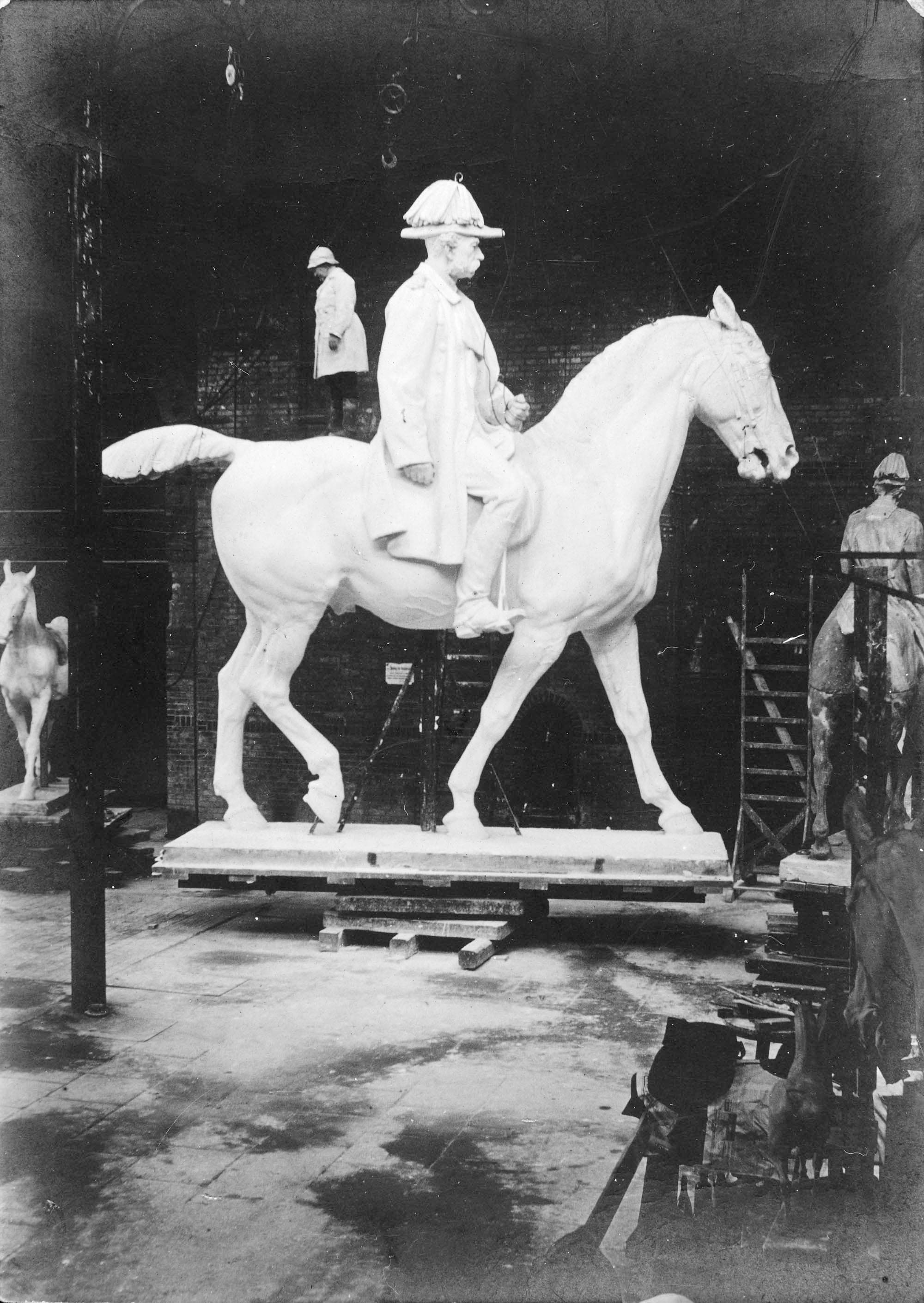 Dette og næste billede: Billedhuggerinden på sin hest. Billedet er en del af Berlingske Tidendes reportage den 18.3.1923.