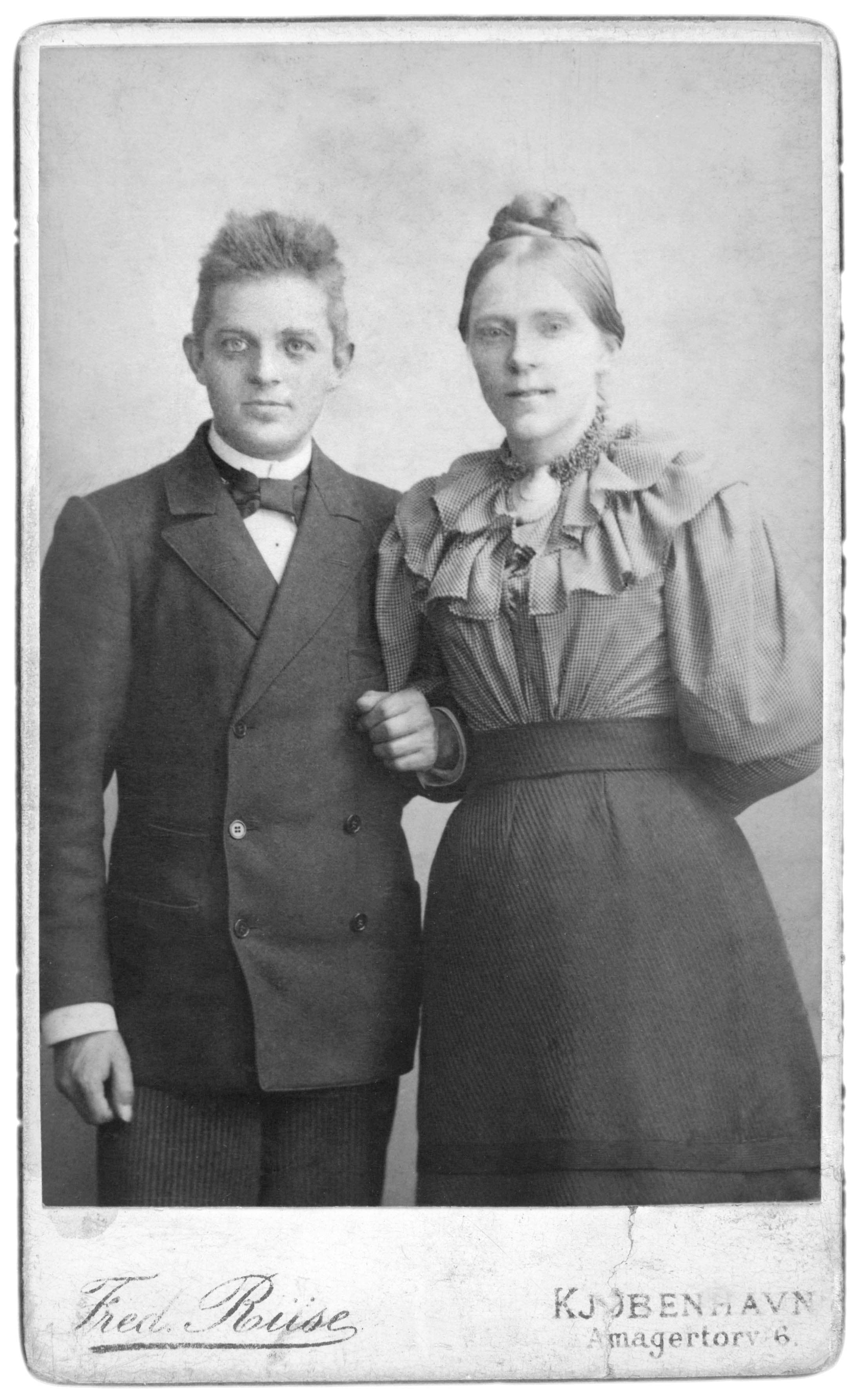 De kommende forældre hos fotografen i København.