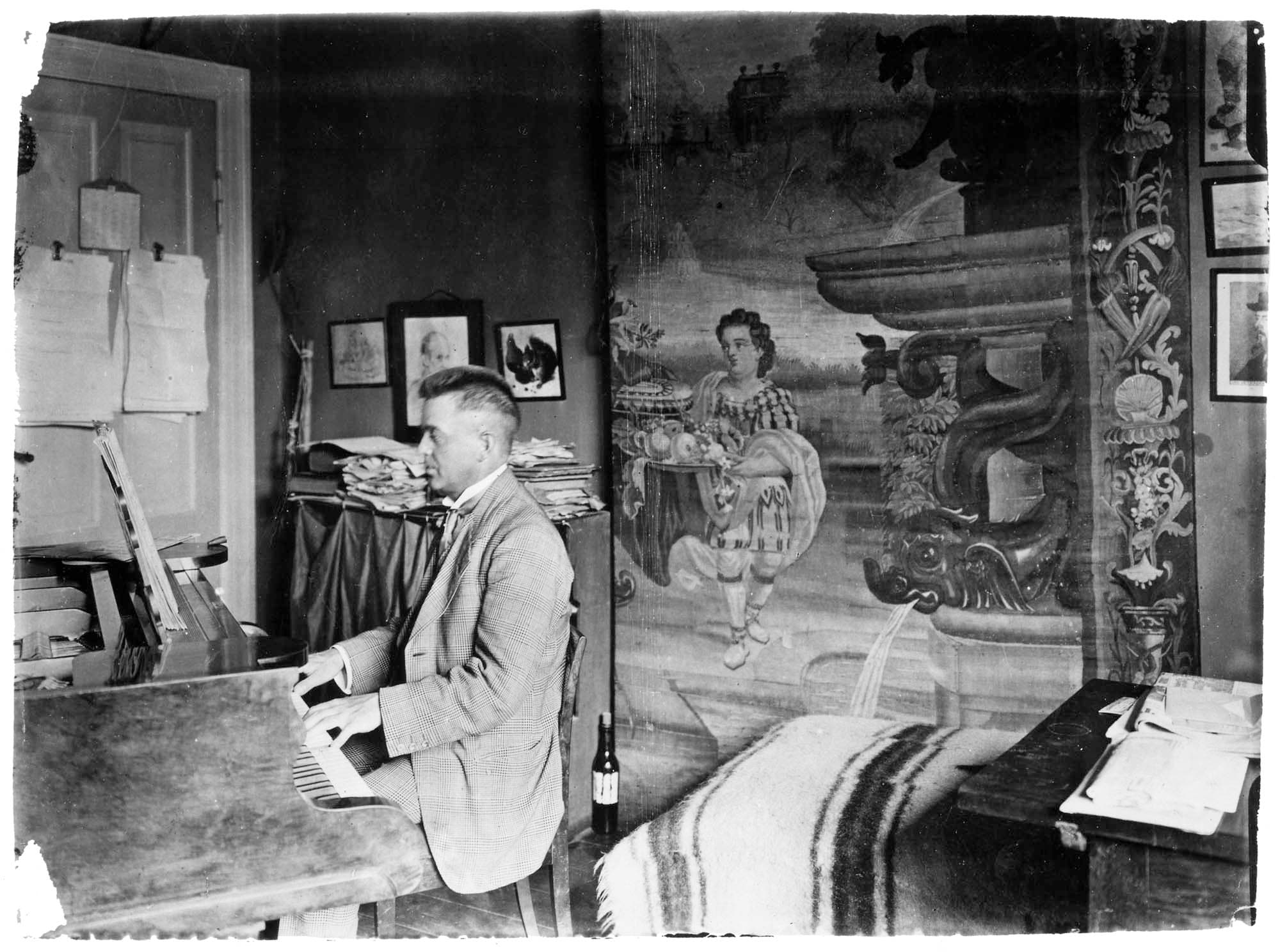 Komponistens arbejdsværelse, hvor f. eks. Sinfonia espansiva blev afsluttet. På billedet havde Carl Nielsen oprindelig en blyant i munden, som det var karakteristisk for ham når han komponerede, Blyanten var retoucheret bort allerede da billedet blev offentliggjort i MS i 1948.