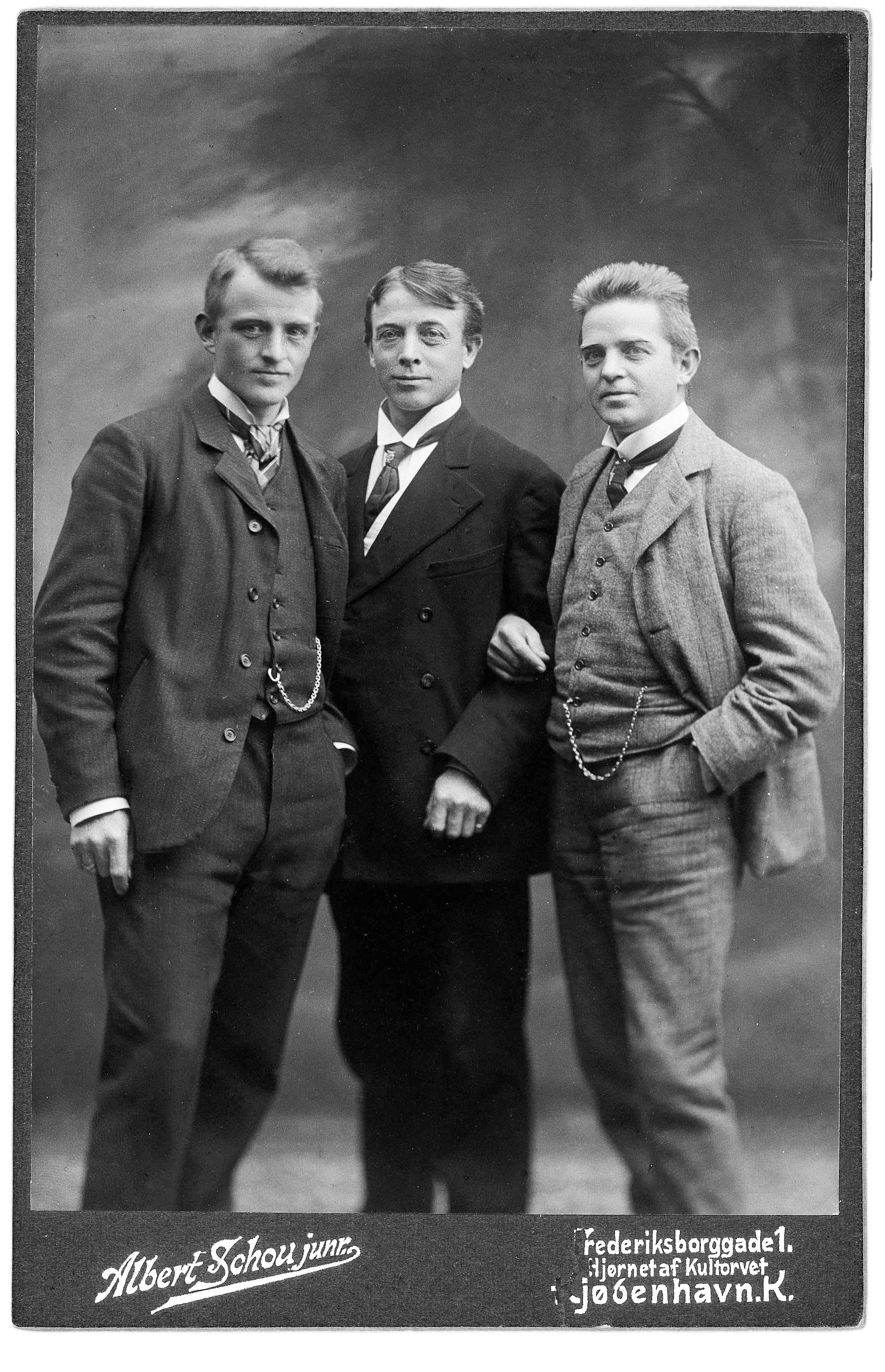Dette og næste billede: Tre brødre: Valdemar, 1871-1965, Anders, 1867-?, og Carl, 1865-1931. Anders, der var udvandret til USA i 1886, var på besøg i Danmark i juli og august 1909.