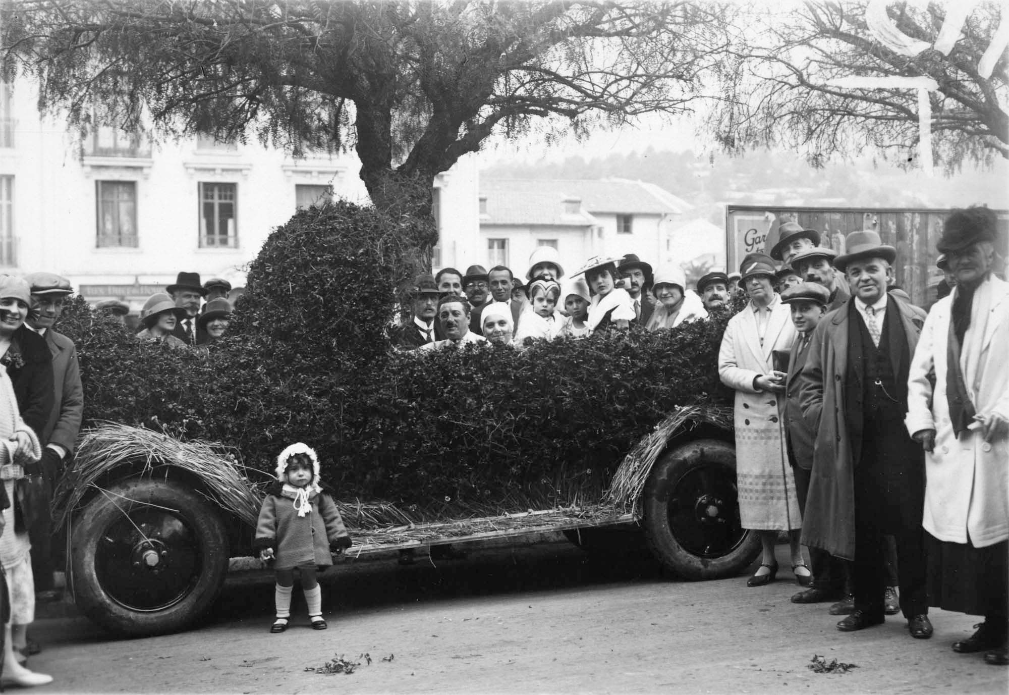 Carl Nielsen og Charlotte Trap de Thygeson yderst til højre. I den angivne beskæring sendt som postkort fra Menton, jf. 528.