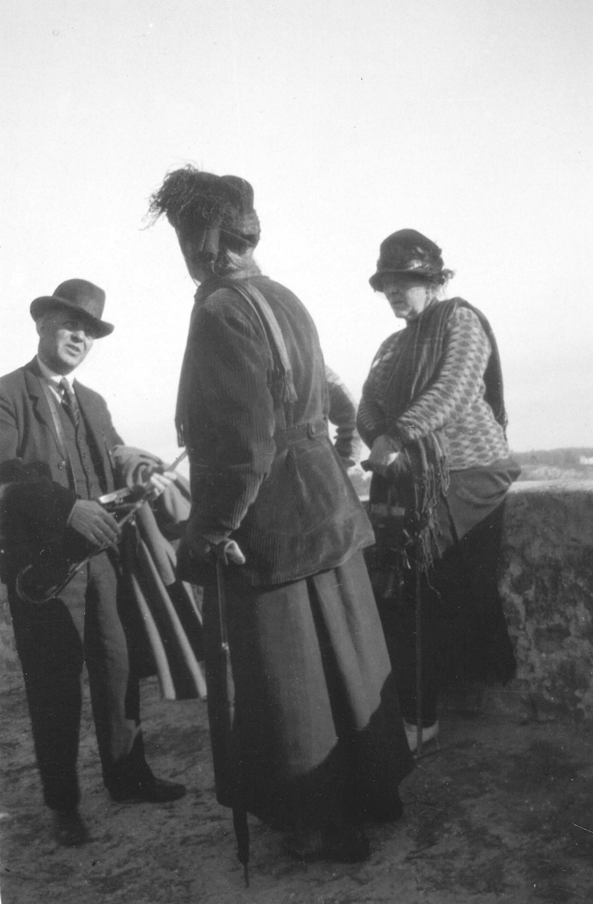 Ægteparret Nielsen med Charlotte Trap de Thygeson. Menton, februar 1925.