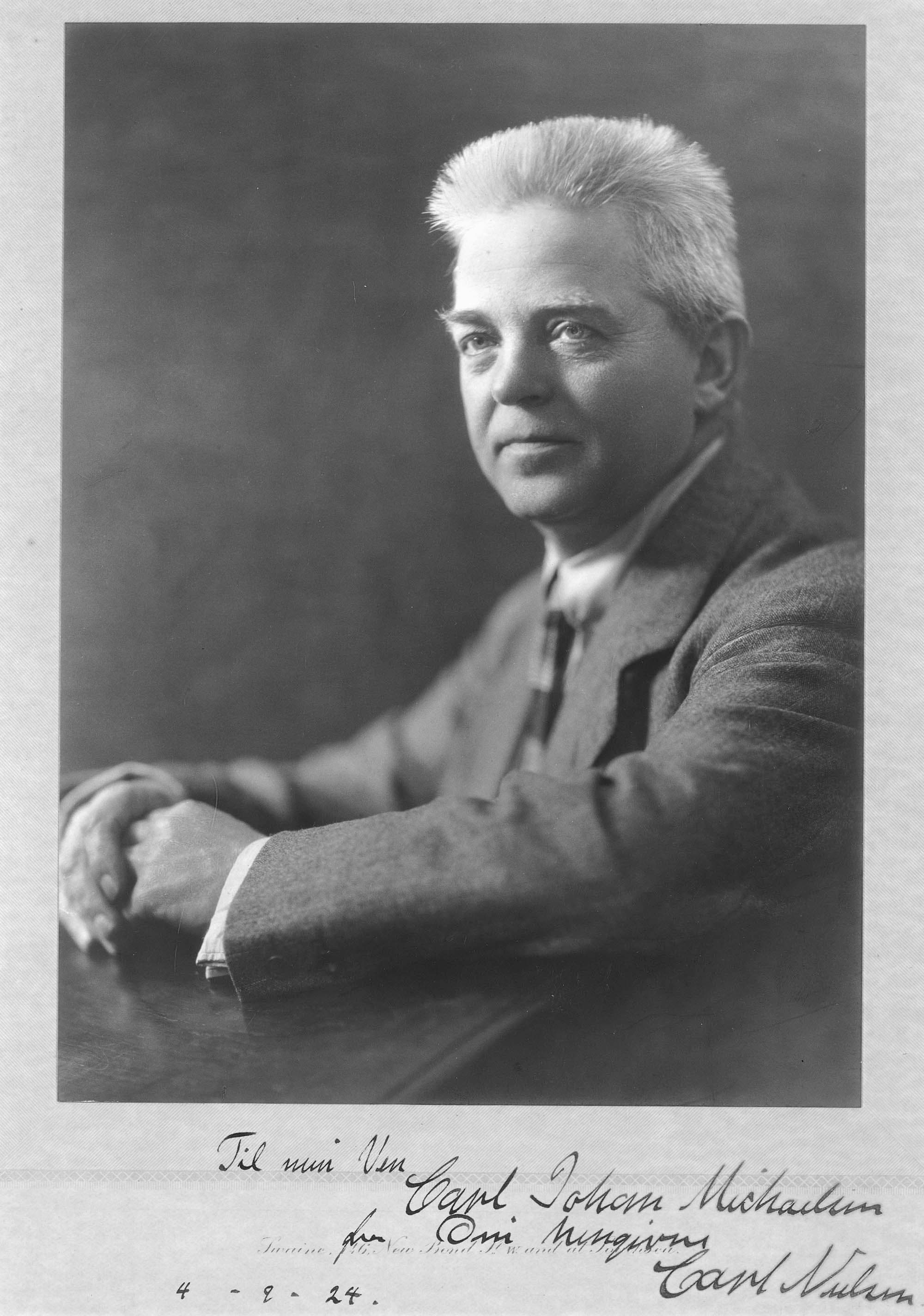 Carl Nielsen fotograferet hos Swaine, London, i juni 1923, her med dedikation til Carl Johan Michaelsen. Se også 8:51-52.