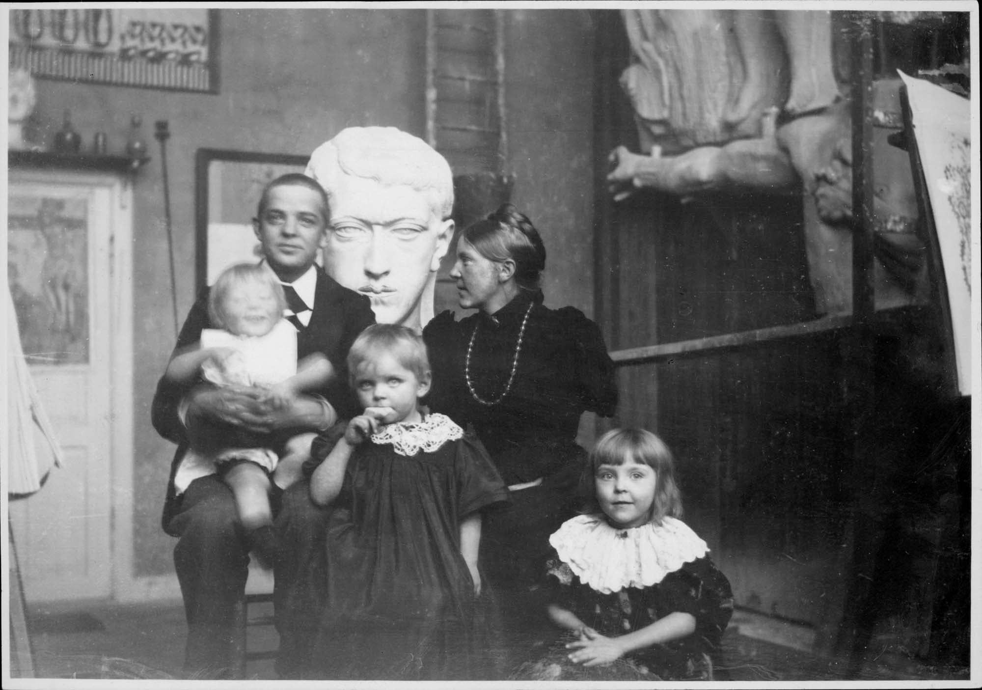 
1.47. Familien Nielsens taget af J.F. Willumsen i hans atelier efteråret 1896. Carl Nielsen, Anne Marie Carl-Nielsen og børnene fra venstre: Hans Børge, Anne Marie, kaldet Søs, og Irmelin. Foto: Det Kongelige Bibliotek, Kort- og Billedafdelingen.