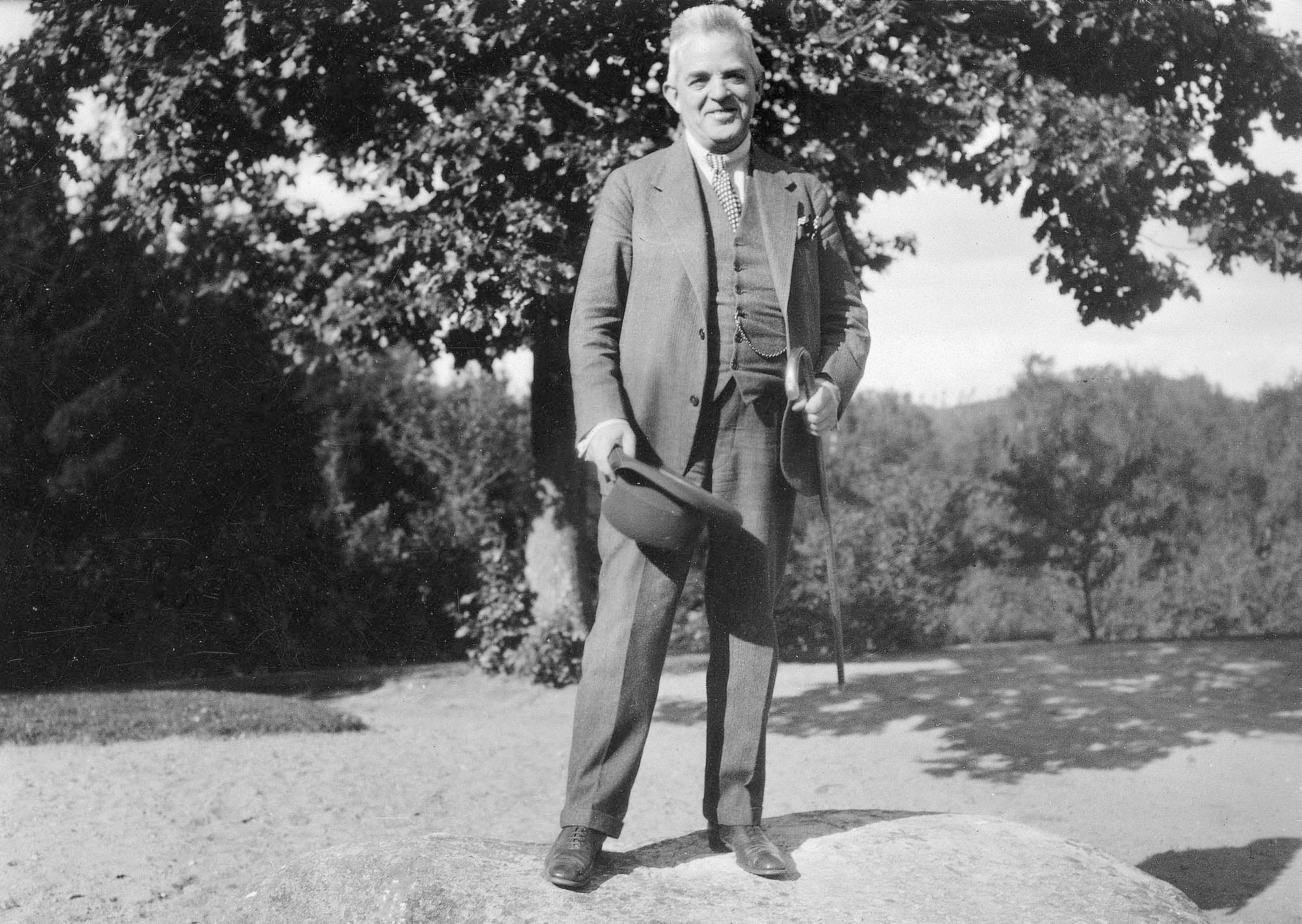 
            
                
                
                Foran huset i Jonsered.
            
        