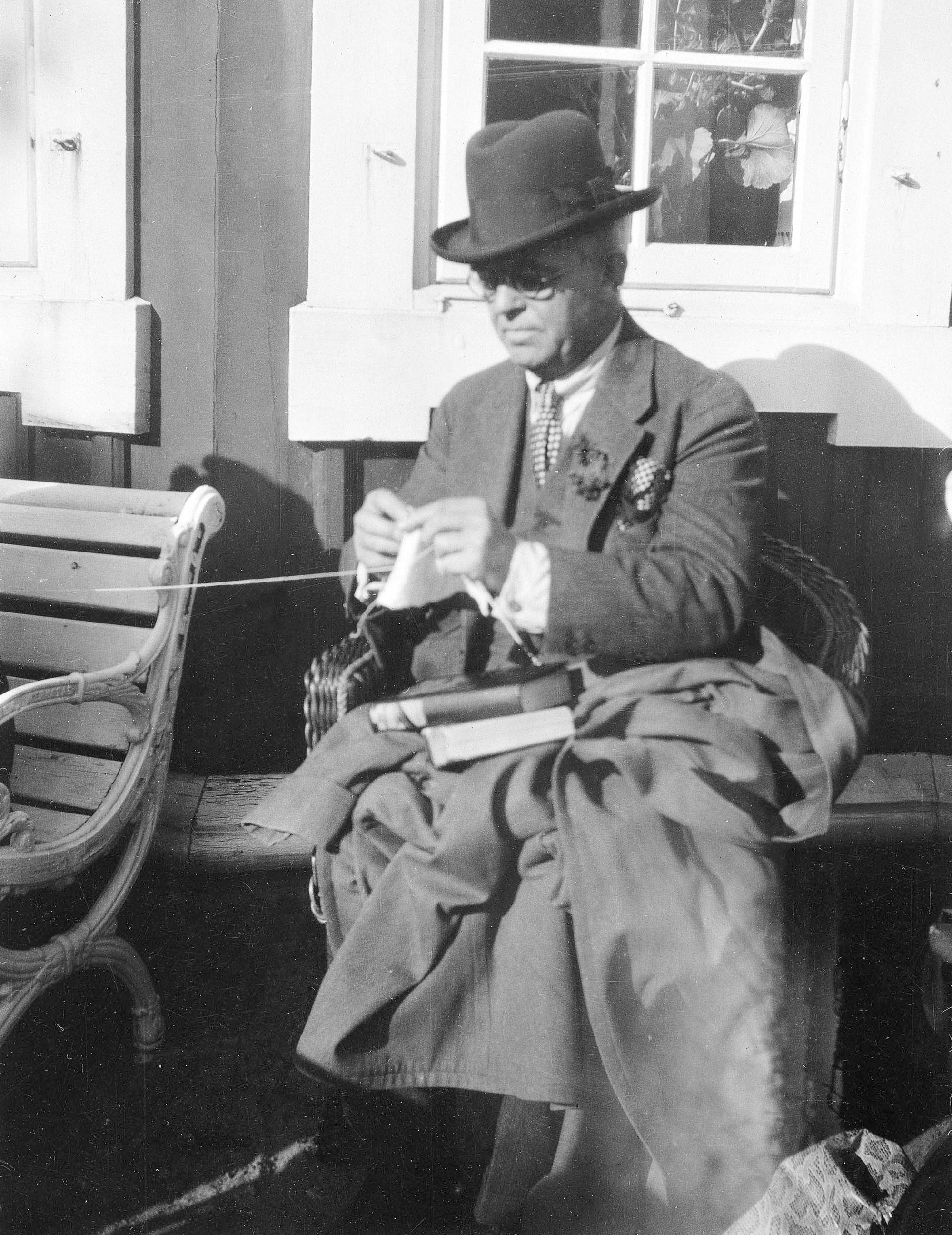 
            
                
                
                Foran huset i Jonsered.
            
        