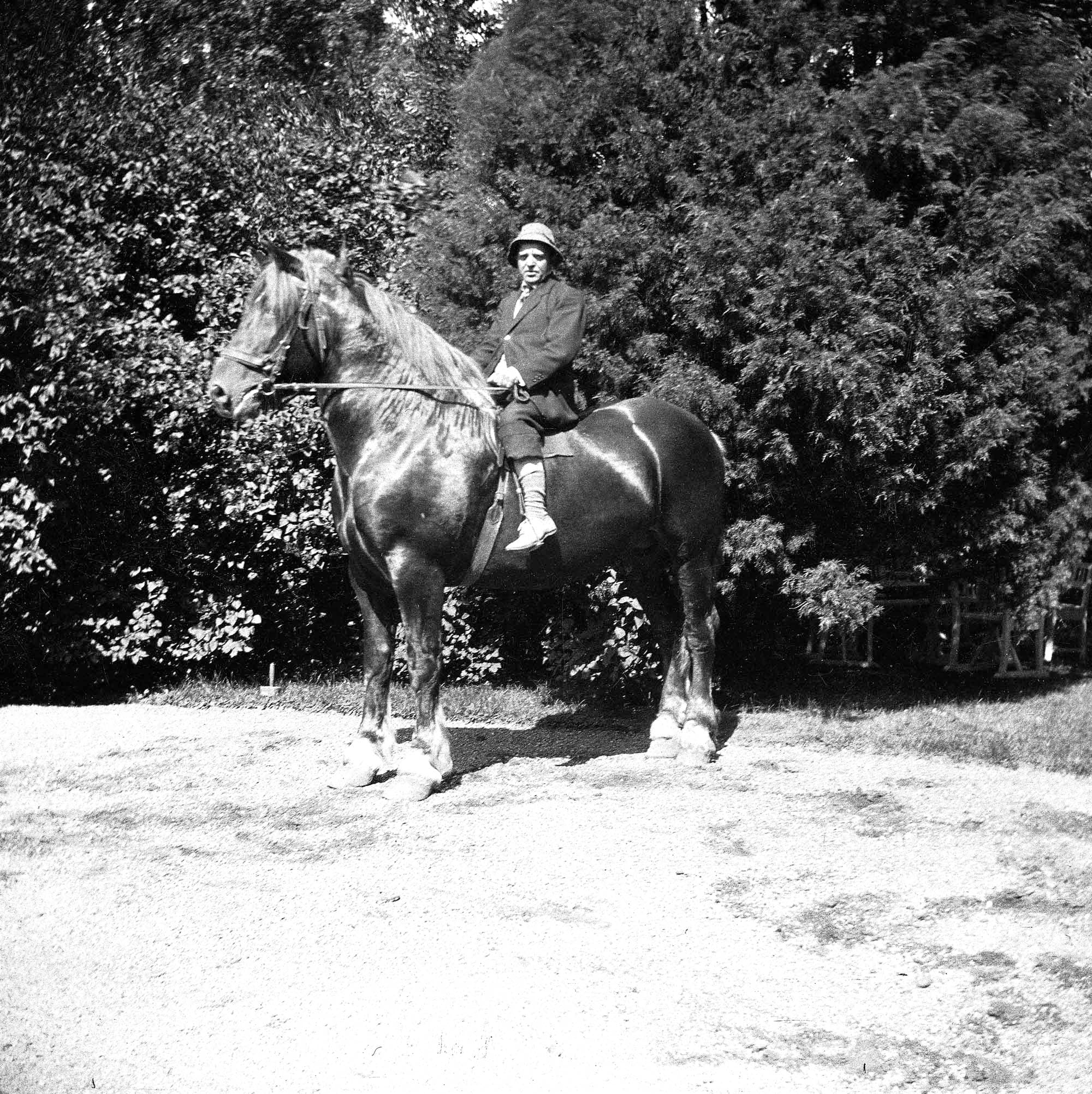 Carl Nielsen til hest i Fuglsangs have. Årstal usikkert, tidligere er angivet både 1908 og 1914.