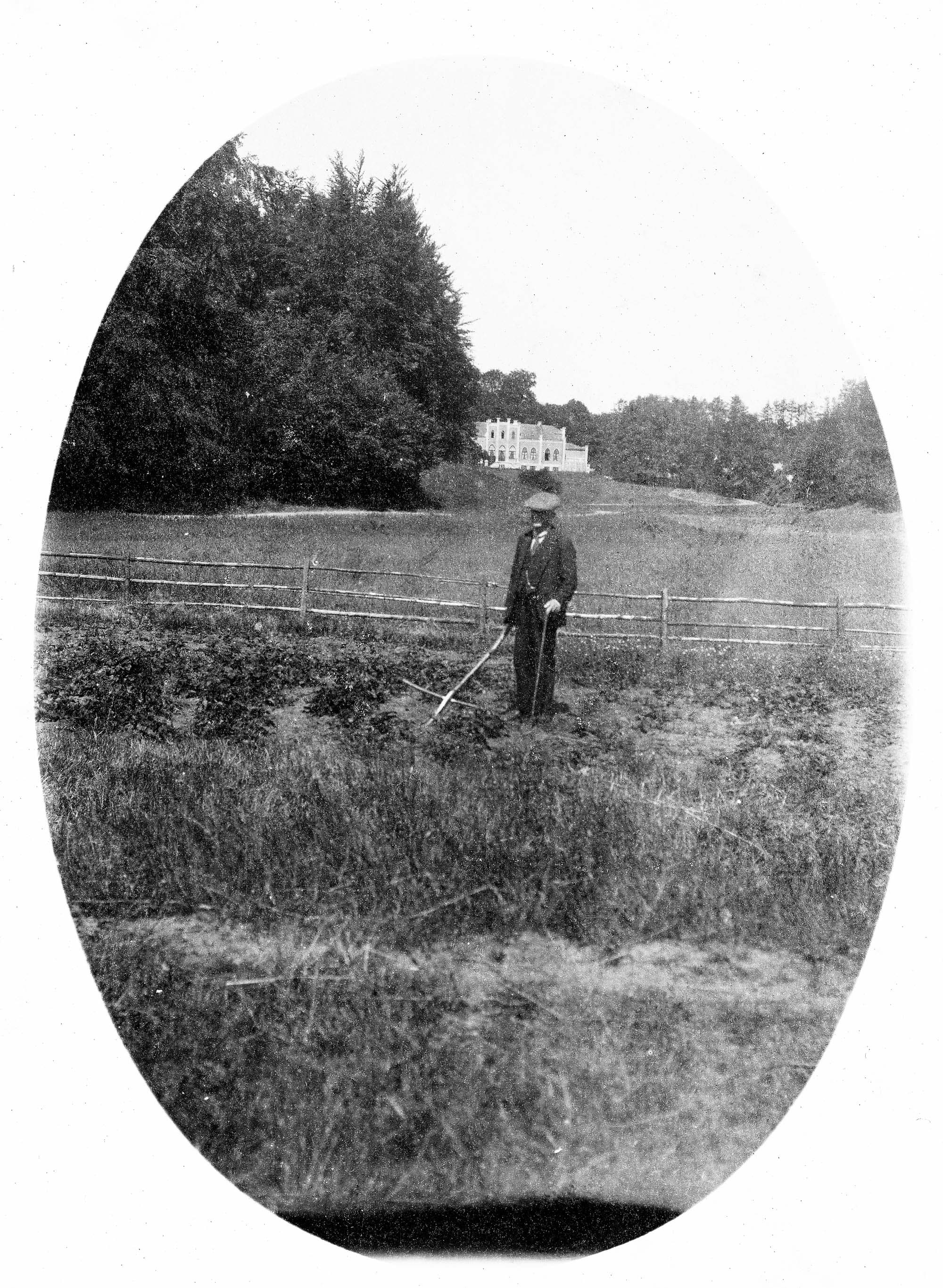 Carl Nielsen med Damgaard i baggrunden.