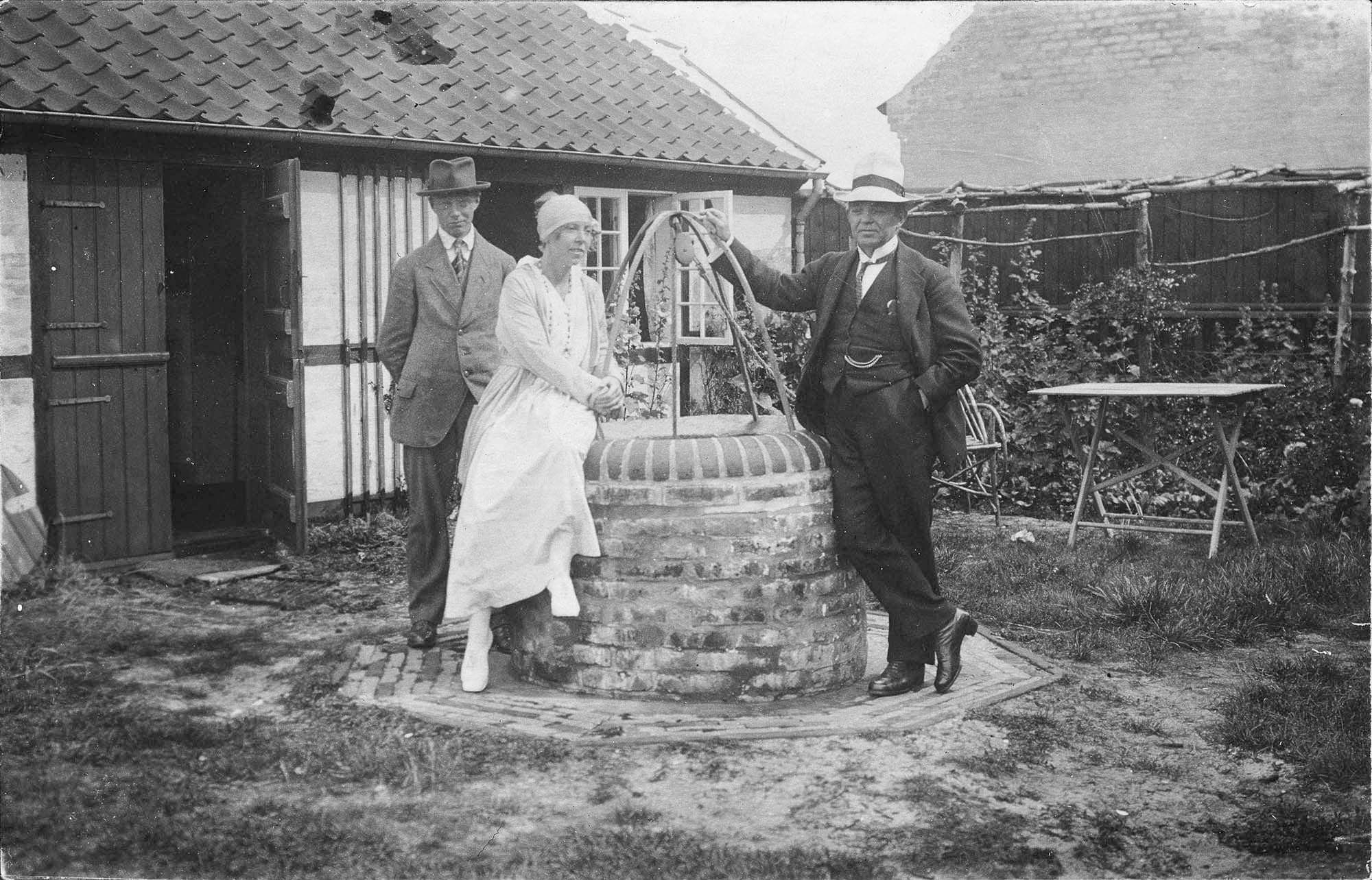 Hans Børge, Irmelin og Carl Nielsen ved brønden, 1918.