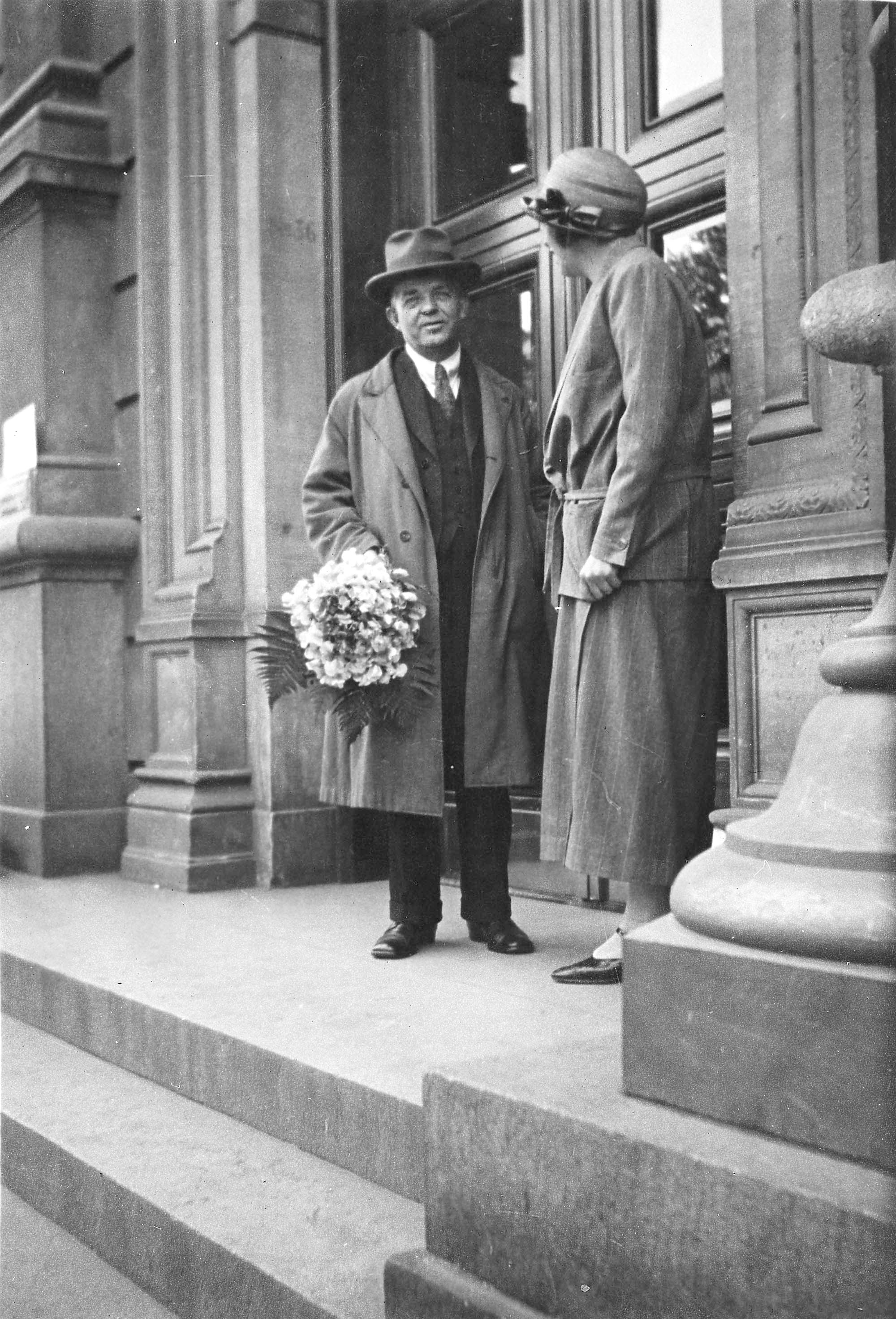 Hvad foregår der foran Musikkonservatoriet i København? Datoen lørdag den 27.6.1925 er noteret bag på billederne.