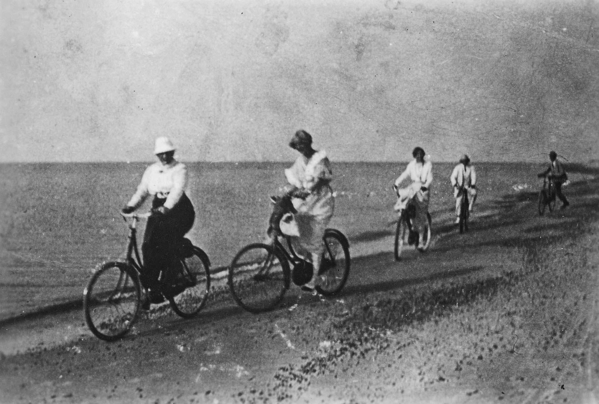 Familien Nielsen på cykletur ved Skagen. Forrest Anne Marie Carl-Nielsen, de to døtre, Carl Nielsen og bagest sønnen Hans Børge.