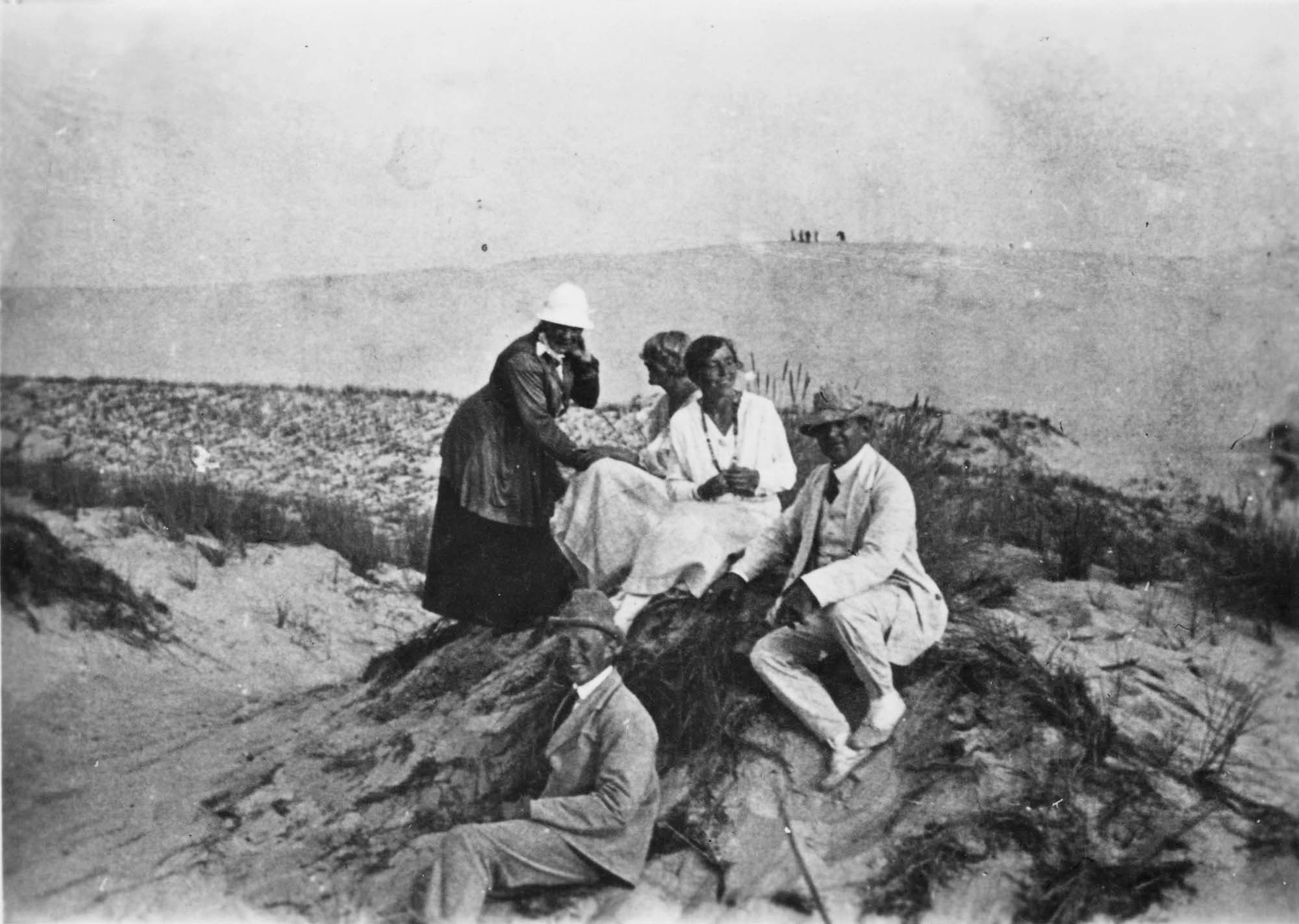 Fra venstre Anne Marie Carl-Nielsen, Søs, Irmelin, Carl Nielsen og forrest Hans Børge. Skagen 1919.