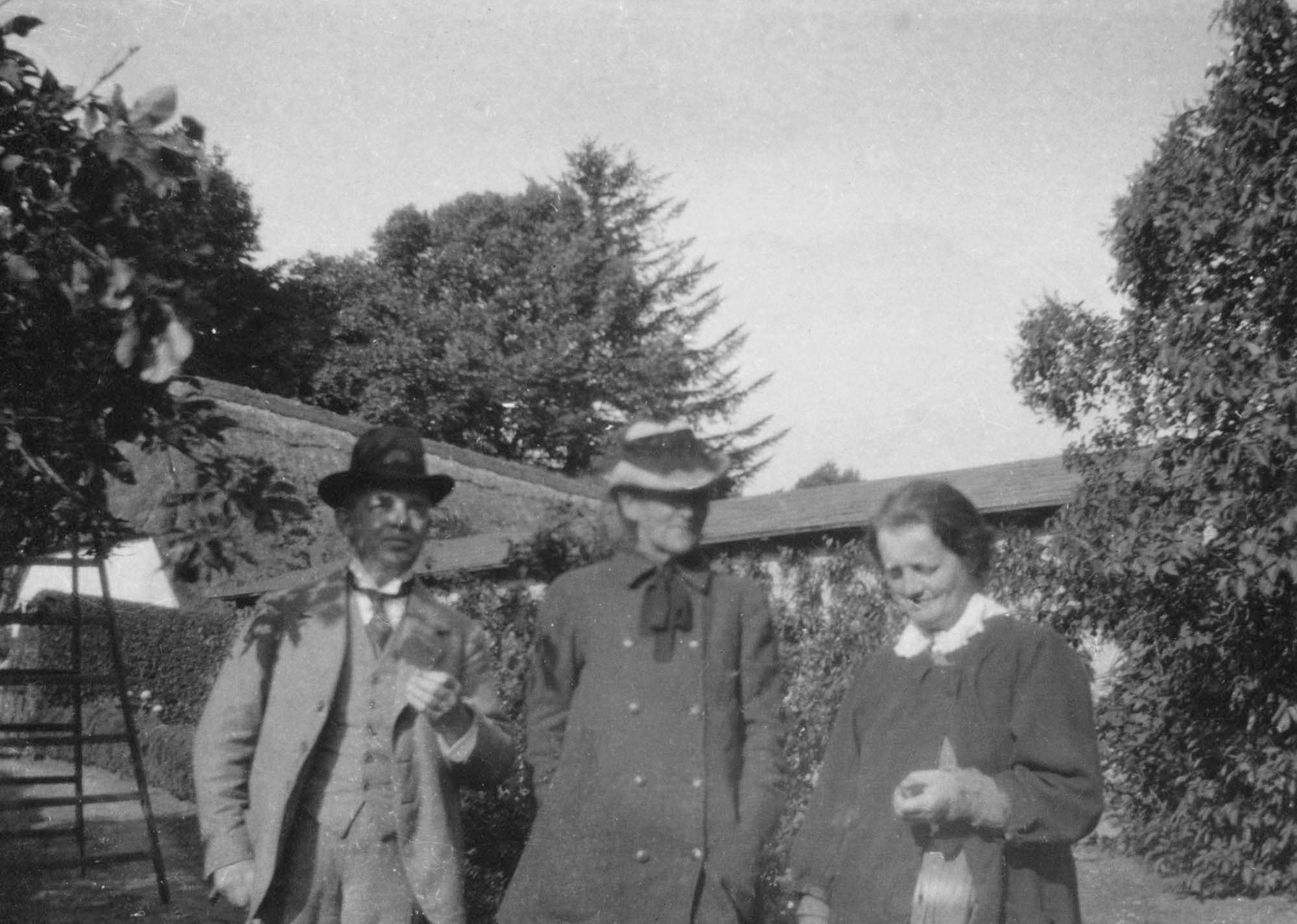 Carl Nielsen, Charlotte Trap de Thygeson og Margrete Rosenberg. Damgaard. Ukendt årstal, formodentlig senere end 1917.