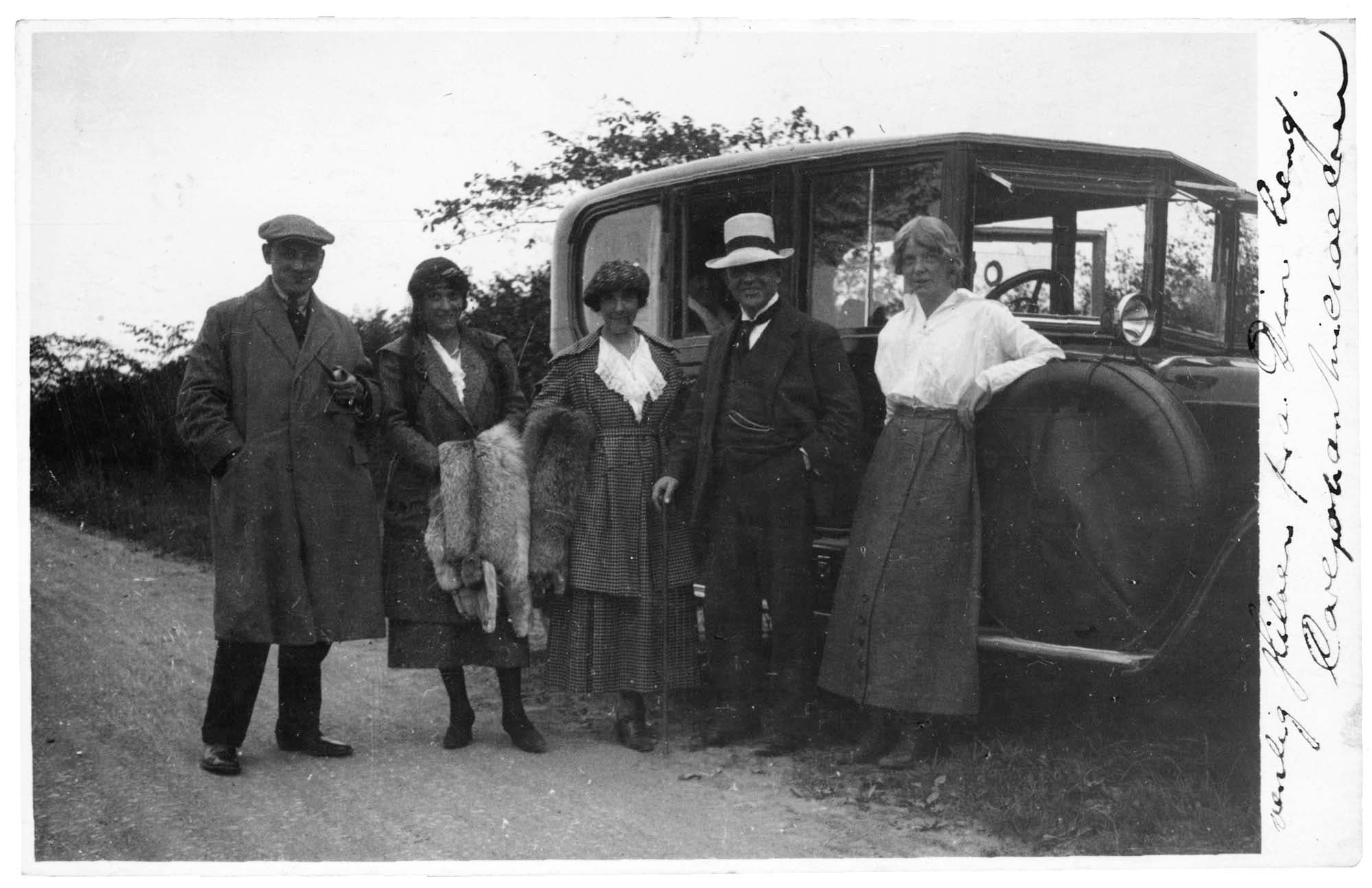 Vera og Carl Johan Michaelsen besøgte Carl Nielsen og Damgaard i forbindelse med en biltur med venner til Sønderjylland [Jf. 6:467]. På billedet står fra højre Søs, Carl Nielsen og Vera Michaelsen. Fotografiet sendte Carl Johan Michaelsen som postkort 14.10.1920 til Carl Nielsen på Damgaard. De to personer længst til venstre er Aage og Mathilda Faurschou.