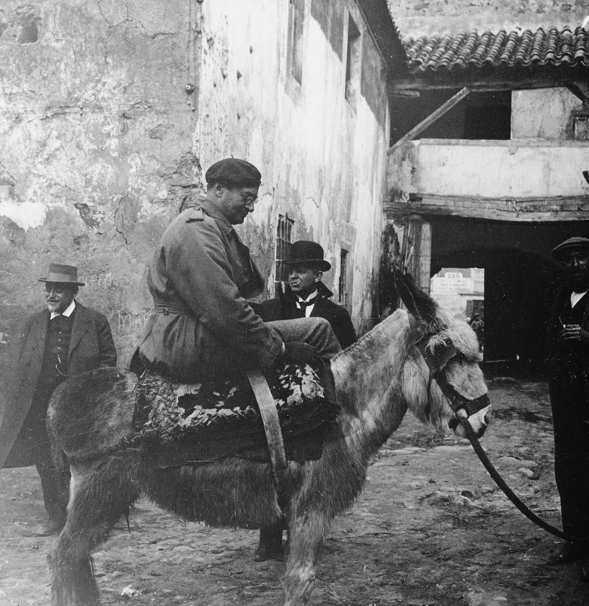 Valencia, april 1920. Carl Bratli på æselryg foran Carl Nielsen.