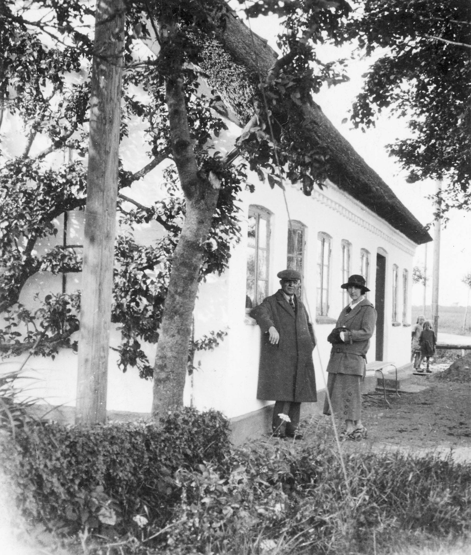 Dette og næste billede: Med Vera Michaelsen foran barndomshjemmet i Nørre Lyndelse og ved herregården Rygaard på Østfyn.