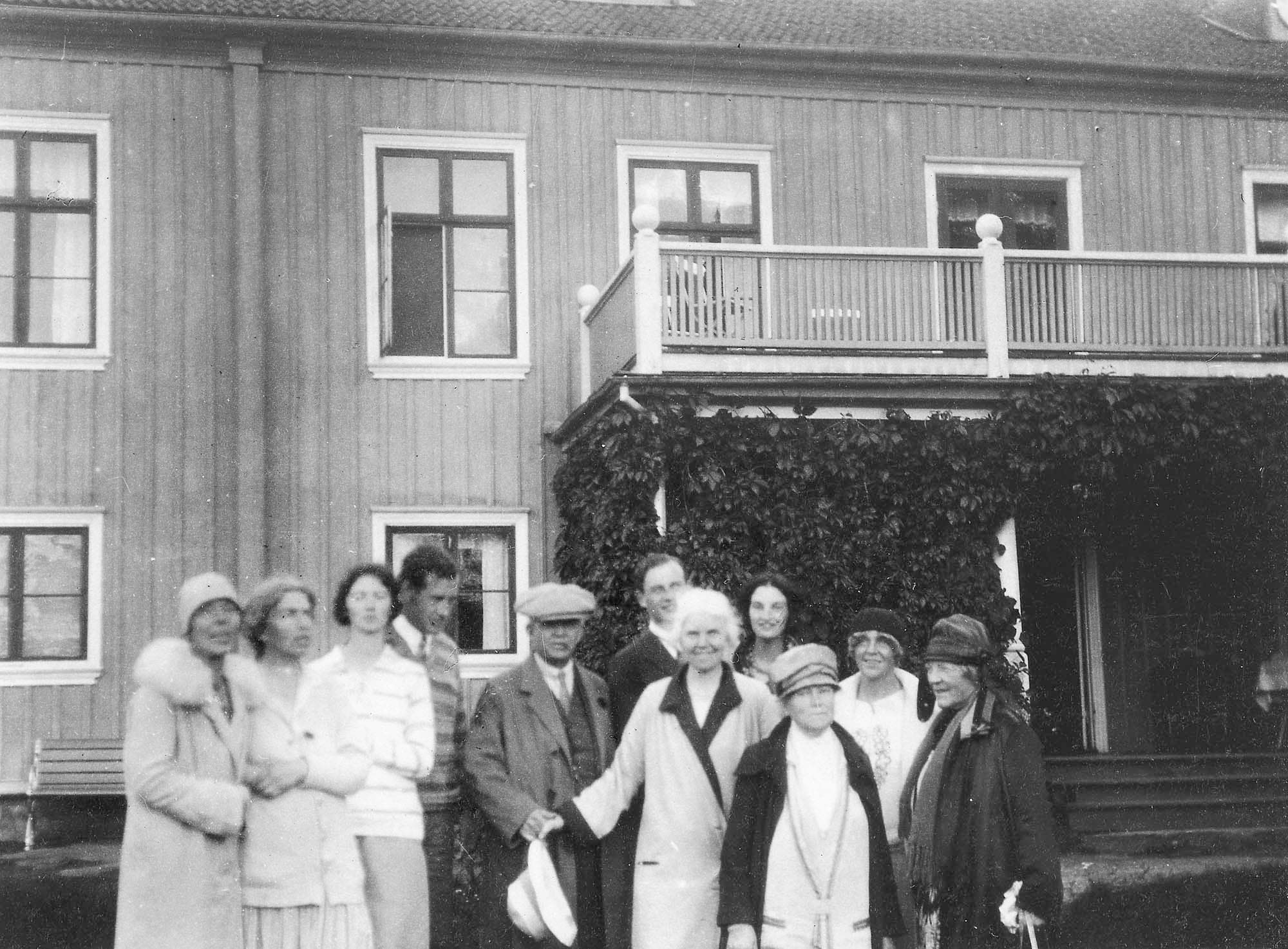 
            
                
                
                Maja og Carl Mannheimers sommerbolig i Tjöstelsröd ved Ljungskile nord for Göteborg. Irmelin Eggert Møller, Lisa Mannheimer, Elsa og Nils Mannheimer, Carl Nielsen, Love Mannheimer, Maja Mannheimer, Anna Lisa Mannheimer, Henriette Magnus, Søs og Anne Marie Carl-Nielsen.
            
        