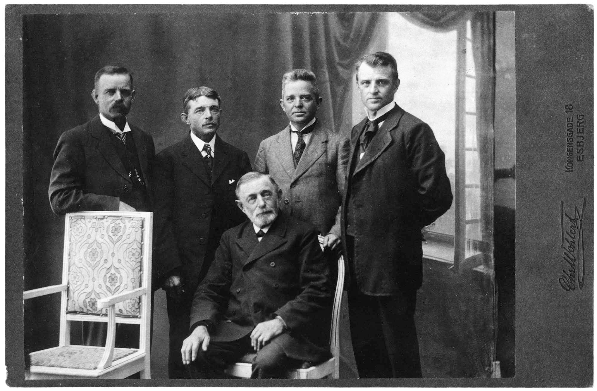 Niels Jørgensen med fire af sine sønner, Peter, Sophus, Carl og Valdemar, fotograferet i Esbjerg før afskeden i august 1912.