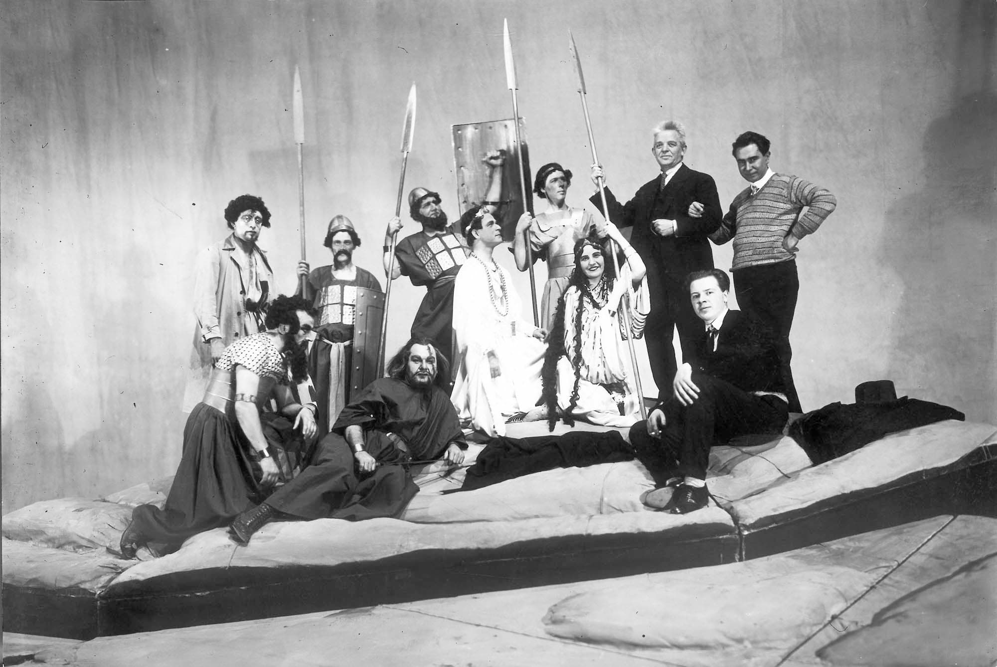 Stora Teatern i Göteborg havde premiere på Saul og David den 29.11.1928. Carl Nielsen holder i det spyd, som Mikal – Kirsten Flagstad – knæler med. Til højre sceneinstruktøren Poul Kanneworff og dirigenten Olav Kielland.