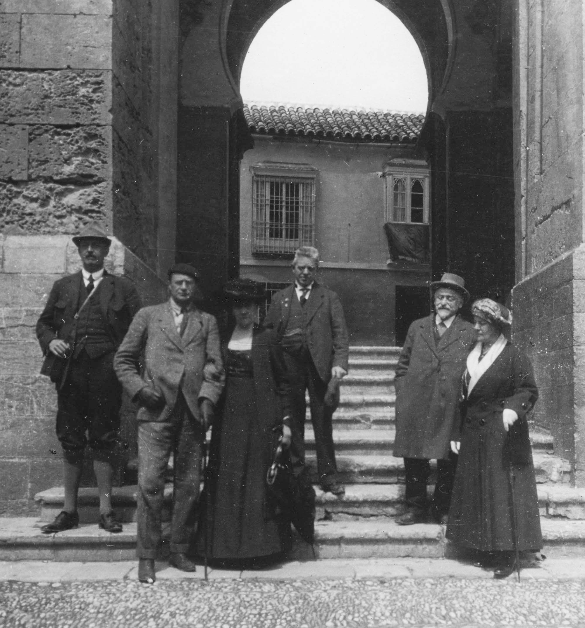 Seks af de ti personer i det danske rejseselskab, fotograferet i Cordoba. Længst til venstre Erik Dalberg og Carl Bratli, Carl Nielsen står i midten bagest.