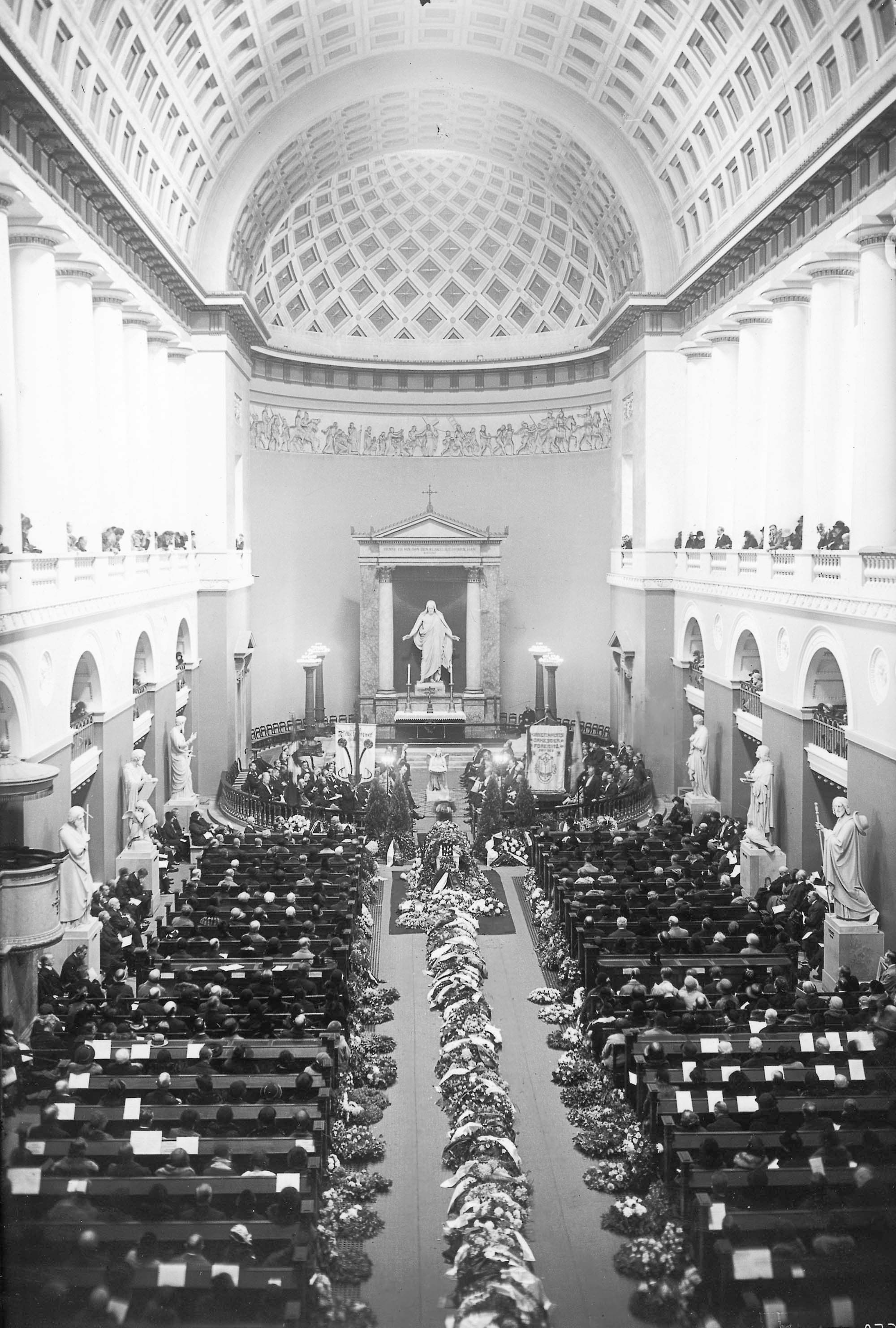 Vor Frue kirke, Københavns Domkirke, fredag den 9.10.1931 kl. 14. De to bannere i kirkens kor tilhører hhv. Dansk Tonekunstnerforening og Københavns Orkesterforening.