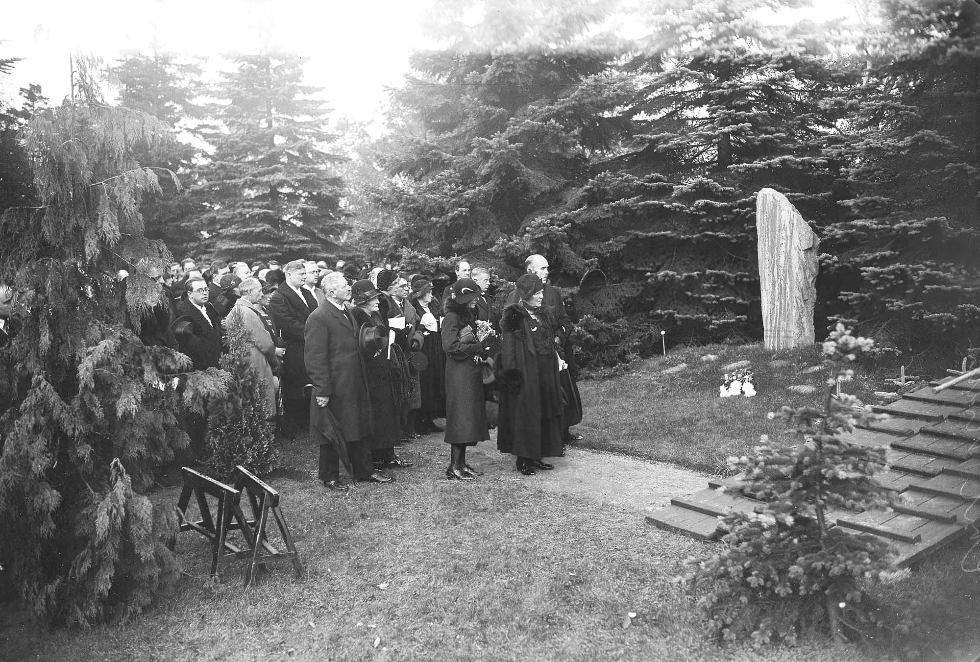 Følget ved graven på Vestre Kirkegård. Forrest står Irmelin og Eggert Møller med Anne Marie Carl-Nielsen imellem sig. Bag Irmelin ses Hans Børge Nielsen og midt i næste række Søs og Emil Telmányi.
