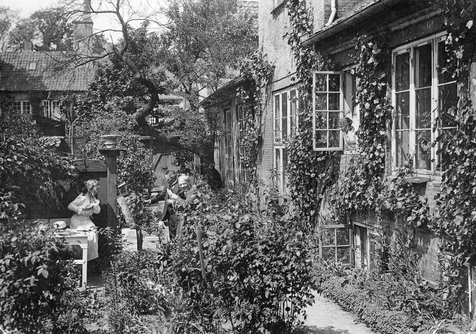 Haven i Frederiksholms Kanal 28A, hvortil familien flyttede 19.4.1915, jf. 213. På billedet ses Irmelin, Carl Nielsen, Anne Marie Carl-Nielsen og i vinduet Maren Hansen.