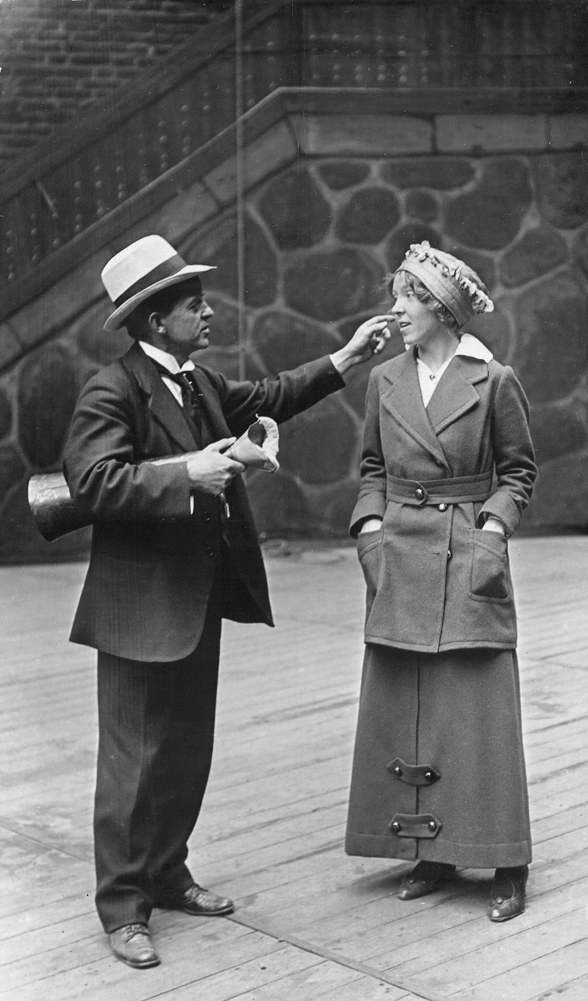 Carl Nielsen og datteren Irmelin på scenen under prøverne på Friluftsteatrets forestilling i juni 1915, jf. 217. Carl Nielsen var både dirigent og iscenesætter på begge forestillingens stykker, Liden Kirsten og Elverskud, mens hans datter, Irmelin Carl-Nielsen, som hun kaldtes i programmet, havde komponeret dansene i Elverskud med udgangspunkt i sin uddannelse ved Jaques-Dalcroze-skolen i Hellerau ved Dresden.