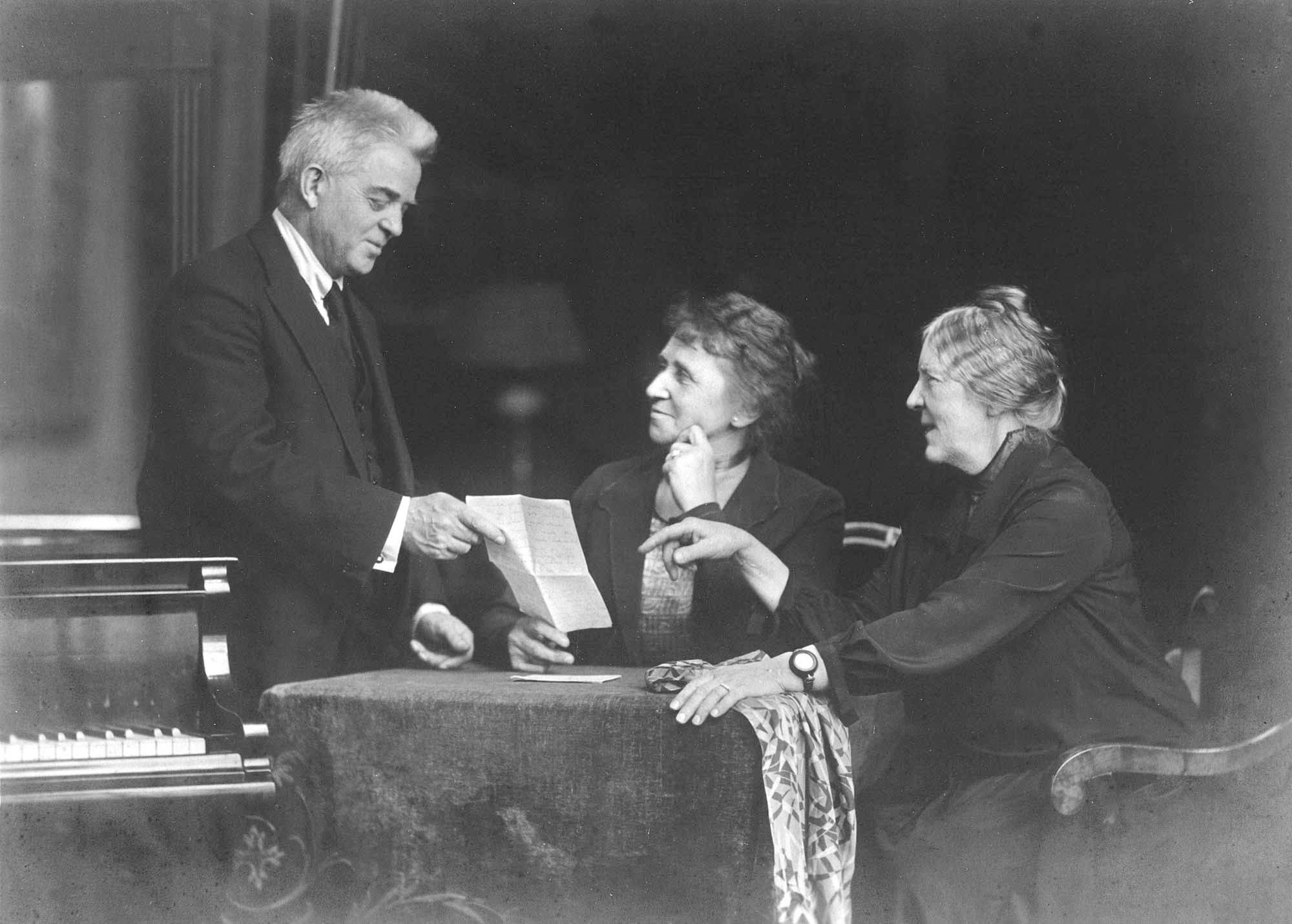 Dette og de to næste billeder: Kgl. hoffotograf Leopold Albert tog en serie billeder af ægteparret Nielsen sammen med Frederikke Møller. Brevet, Carl Nielsen står med i hånden, er angiveligt fra Irmelin og Eggert Møller i New York. 1926-1927.