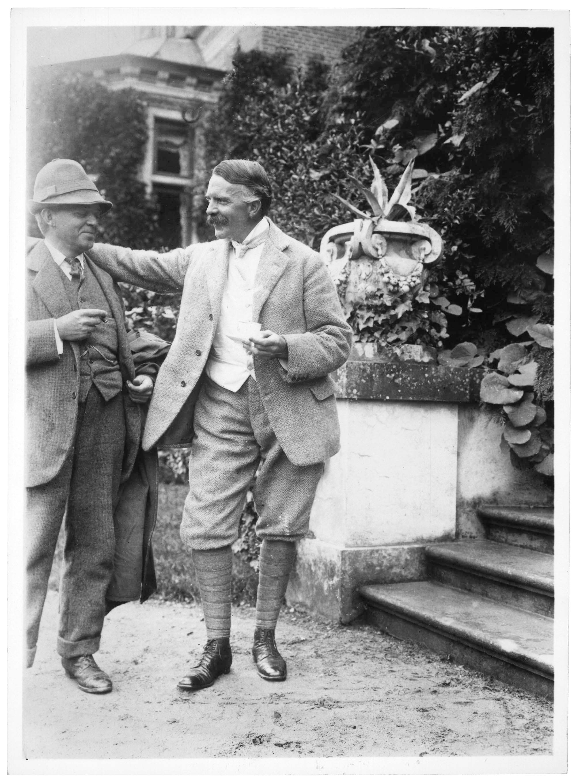 Fuglsang. Carl Nielsen og læge og cellist Carl Bretton-Meyer, 1872-1939.