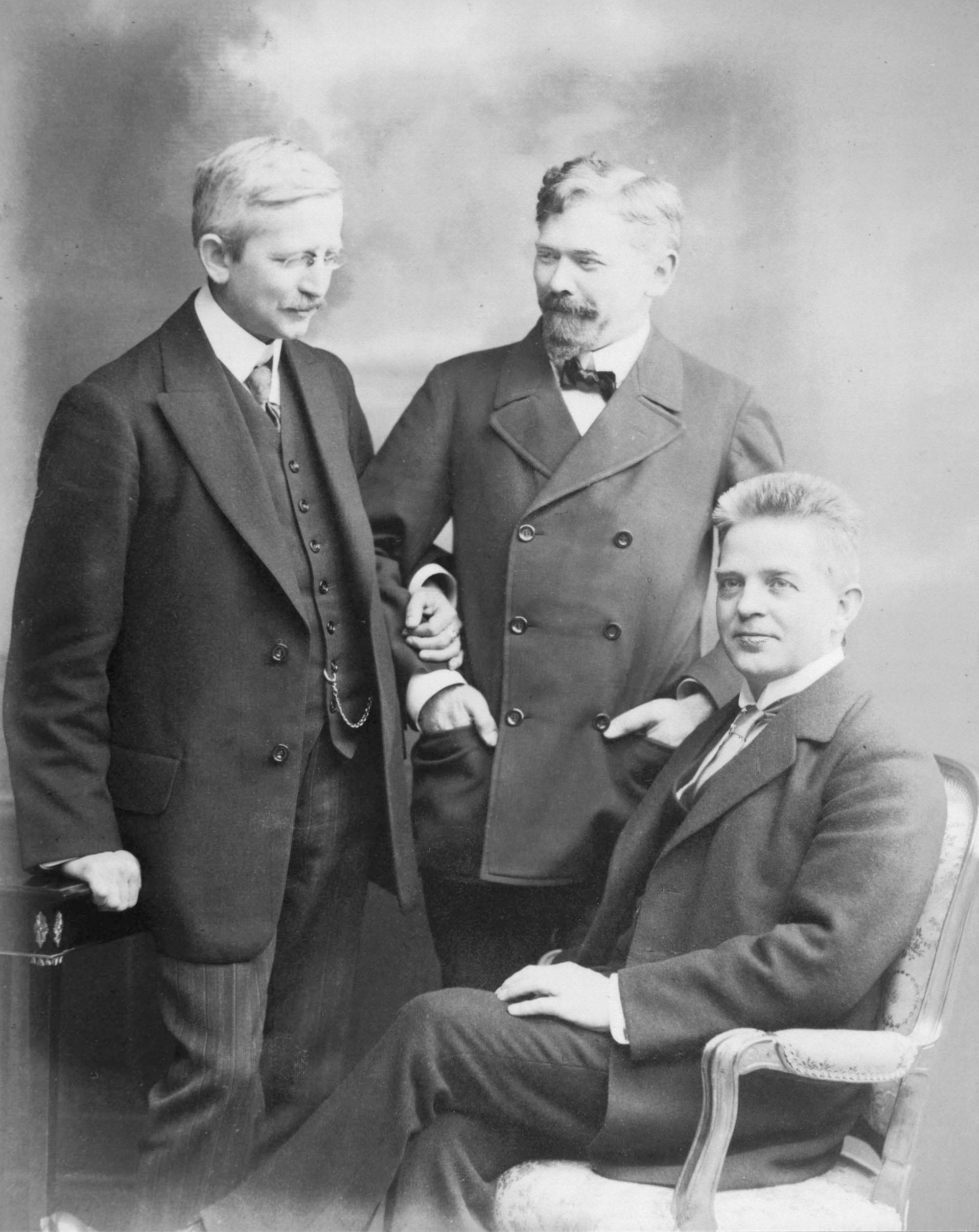 Bror Beckman, 1866-1929, Peder Møller, 1877-1940, og Carl Nielsen, 1865-1931, fotograferet i Stockholm sidst i oktober 1913.