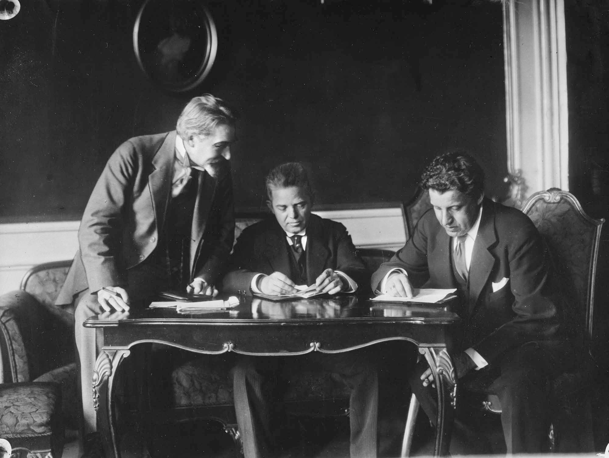 Frederik Schnedler-Petersen, Carl Nielsen og Georg Høeberg, de tre danske dirigenter under Den Nordiske Musikfest i København, juni 1919.