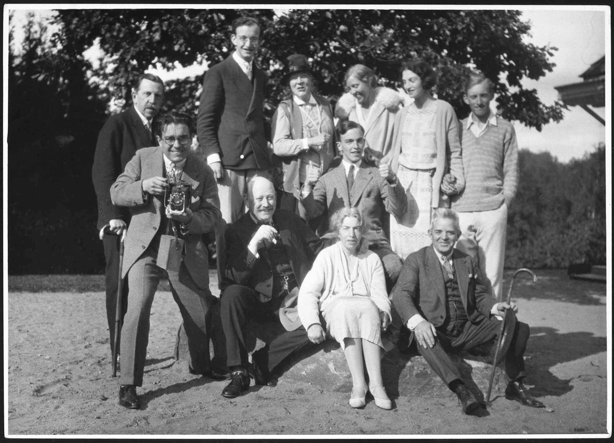
            
                
                
                På den store natursten foran Skogshem i Jonsered. Forrest: Emil Telmányi, Herman og Lisa Mannheimer, bag Lisa hendes nevø Ernst de Maré. Bagest fra venstre: Sam de Maré, Bertil Mannheimer, Anne Marie Carl-Nielsen, Irmelin Eggert Møller, Anna Lisa Mannheimer og Ted Mannheimer.
            
        