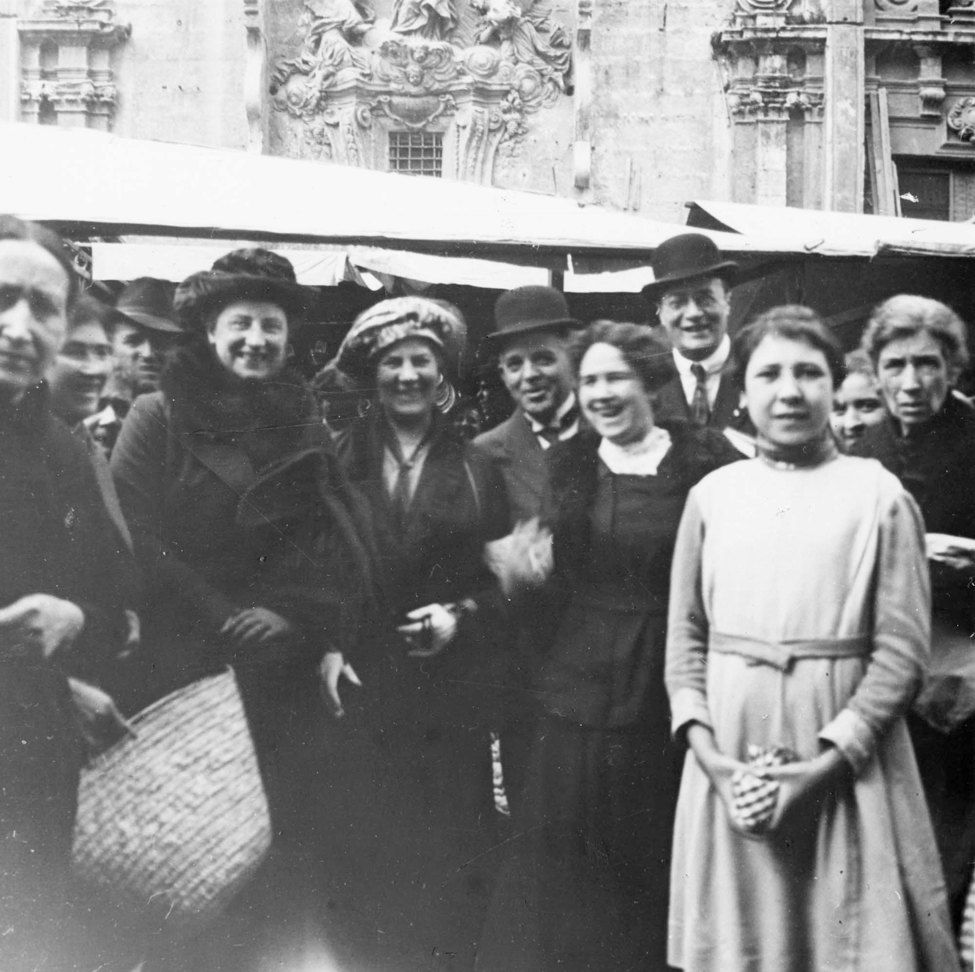 Carl Nielsen og Carl Bratli med bowlerhatte. Valencia.