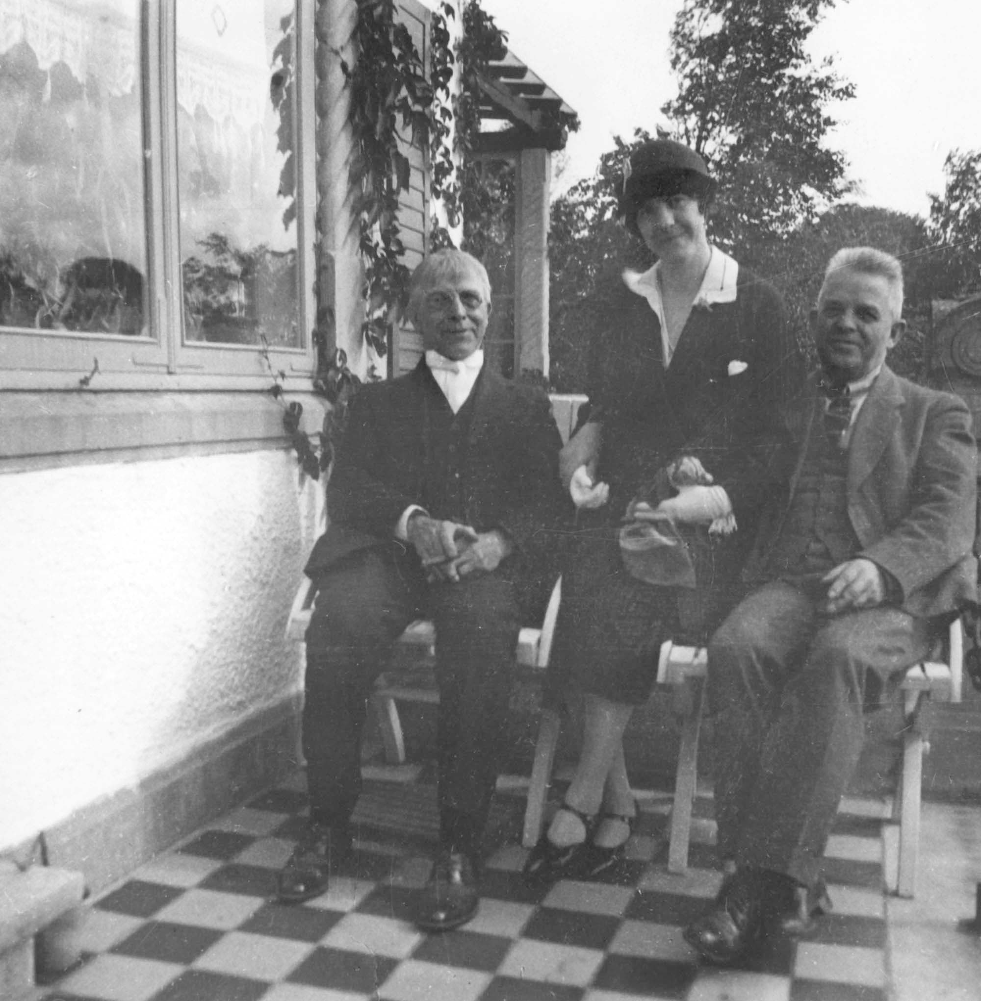 Dette og næste billede: Carl Nielsen på Villa Højtoftes terrasse med uidentificerede personer. Udateret.