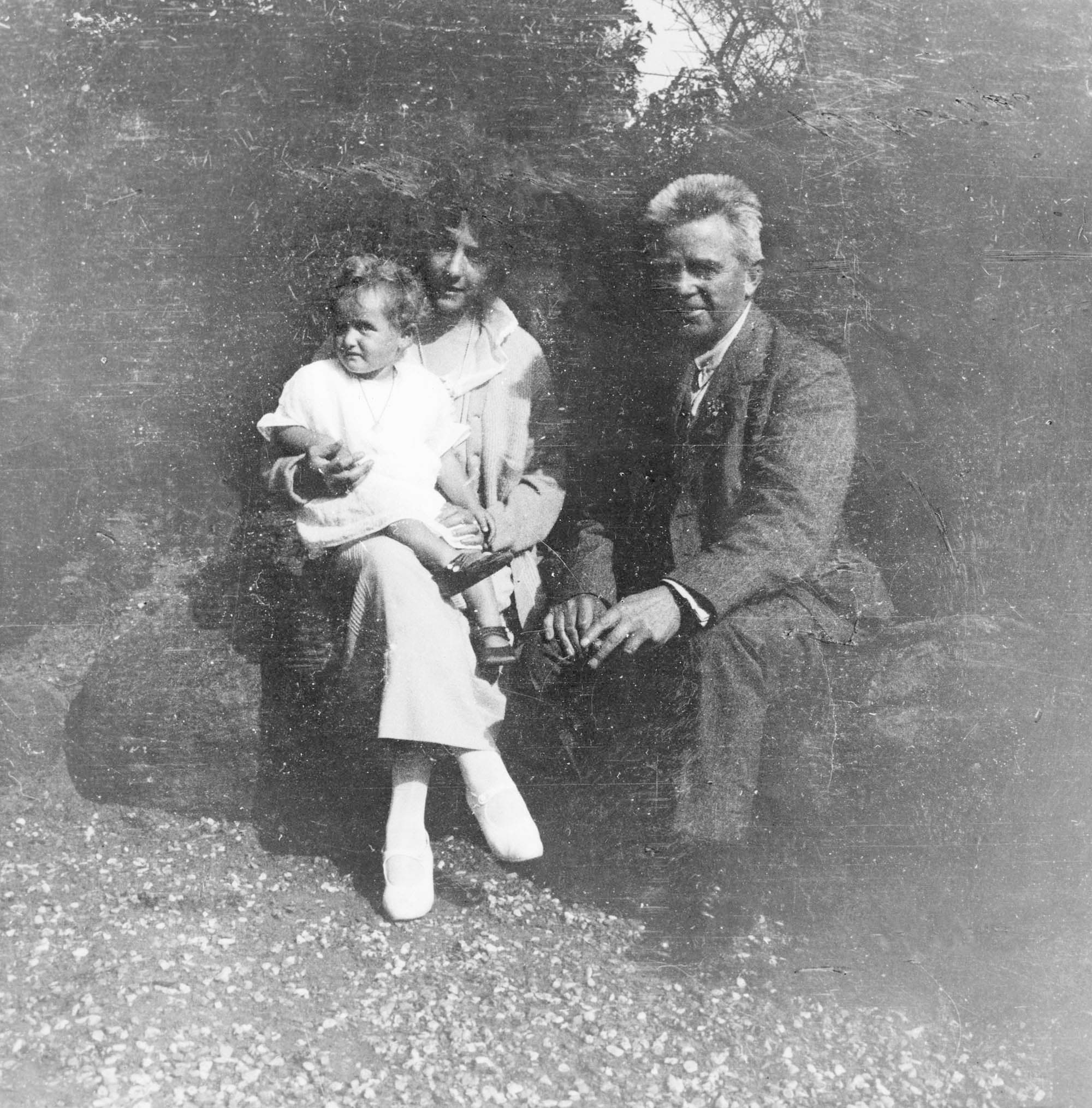 Komponisten sammen med Vera Michaelsen og hendes yngste datter Marie Louise. På fotografiets bagside dateret september 1924. Formentlig sidder de i Villa Højtoftes have nær Humlebæk.
