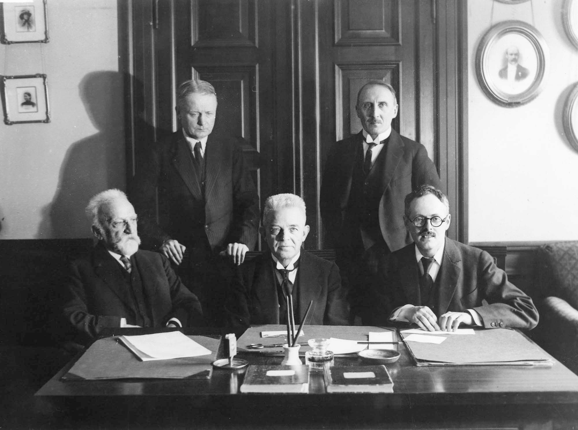 Januar 1931, Musikkonservatoriets nye direktør med den øvrige bestyrelse, siddende fra venstre: A.P. Weis, Carl Nielsen og Rudolph Simonsen, stående: Godfred Hartmann og Christian Christiansen.