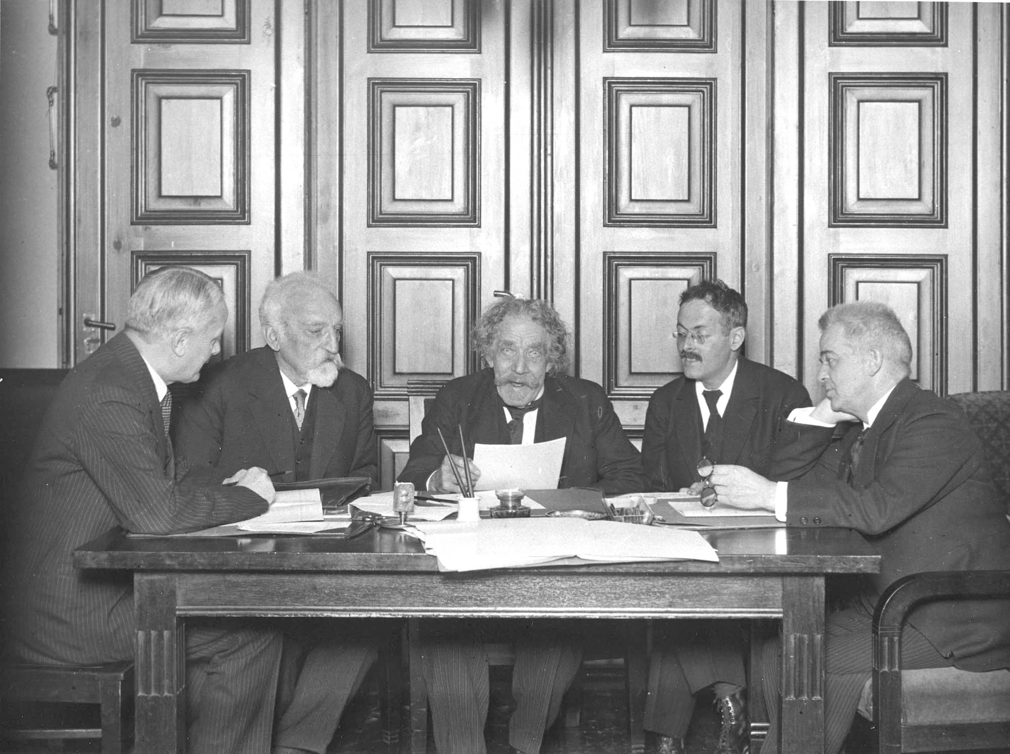 Et bestyrelsesmøde i Musikkonservatoriet i København. Fra venstre Godfred Hartmann (forretningsfører), A.P. Weis (Undervisningsministeriets tilforordnede), Anton Svendsen (direktør), Rudolph Simonsen og Carl Nielsen. Rudolph Simonsen blev bestyrelsesmedlem i 1927.