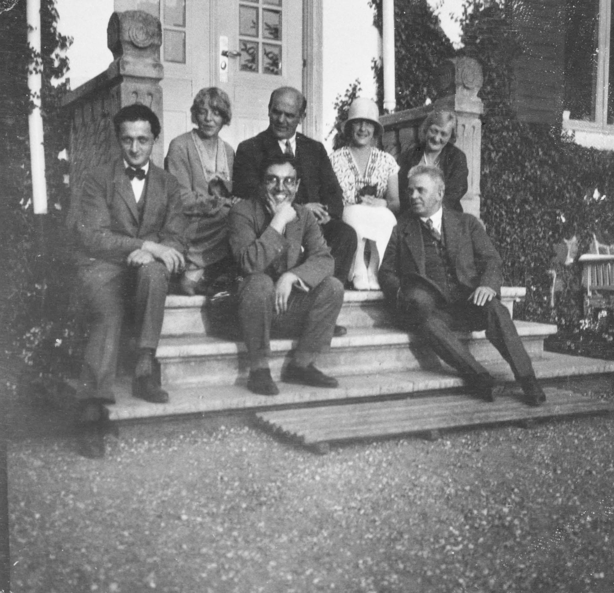 
            
                
                
                Dette og næste billede: På trappen til familien Michaelsens sommervilla Højtofte i Tibberup ved Humlebæk. Forrest pianisten Folmer Jensen, Emil Telmányi og Carl Nielsen. Bagest Søs, Aage Oxenvad, Vera Michaelsen og Gudrun Oxenvad.
            
        