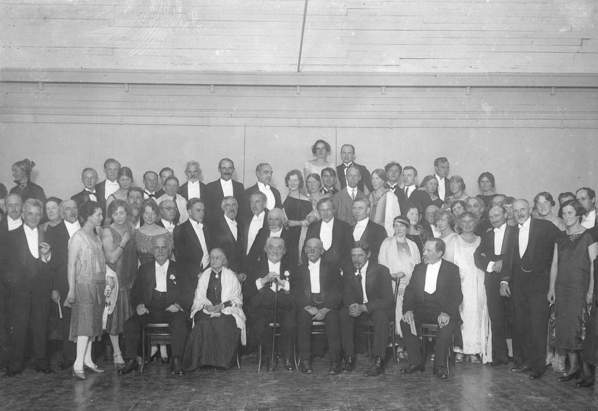 Den 20.10.1925 fyldte kunstmaleren Poul S. Christiansen 70 år og blev fejret med fakkeltog og fest lørdag den 24.10. i Den frie Udstillingsbygning i København. Begge ægtefæller Nielsen deltog, jf. omtale i Nationaltidende og Politiken 25.10.1925, selvom kun Carl Nielsen er på billedet, til venstre. Blandt andre siddende fra højre Fritz Syberg, Johannes Larsen og Peter Hansen. To rækker over Johannes Larsen står Sigurd Swane.